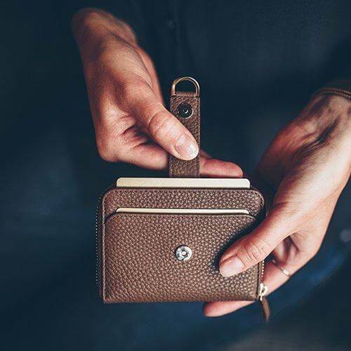 BELGRAVIA Zipper Wallet made of premium Italian leather with RFID protection, featuring a magnetic clasp and multiple card slots.