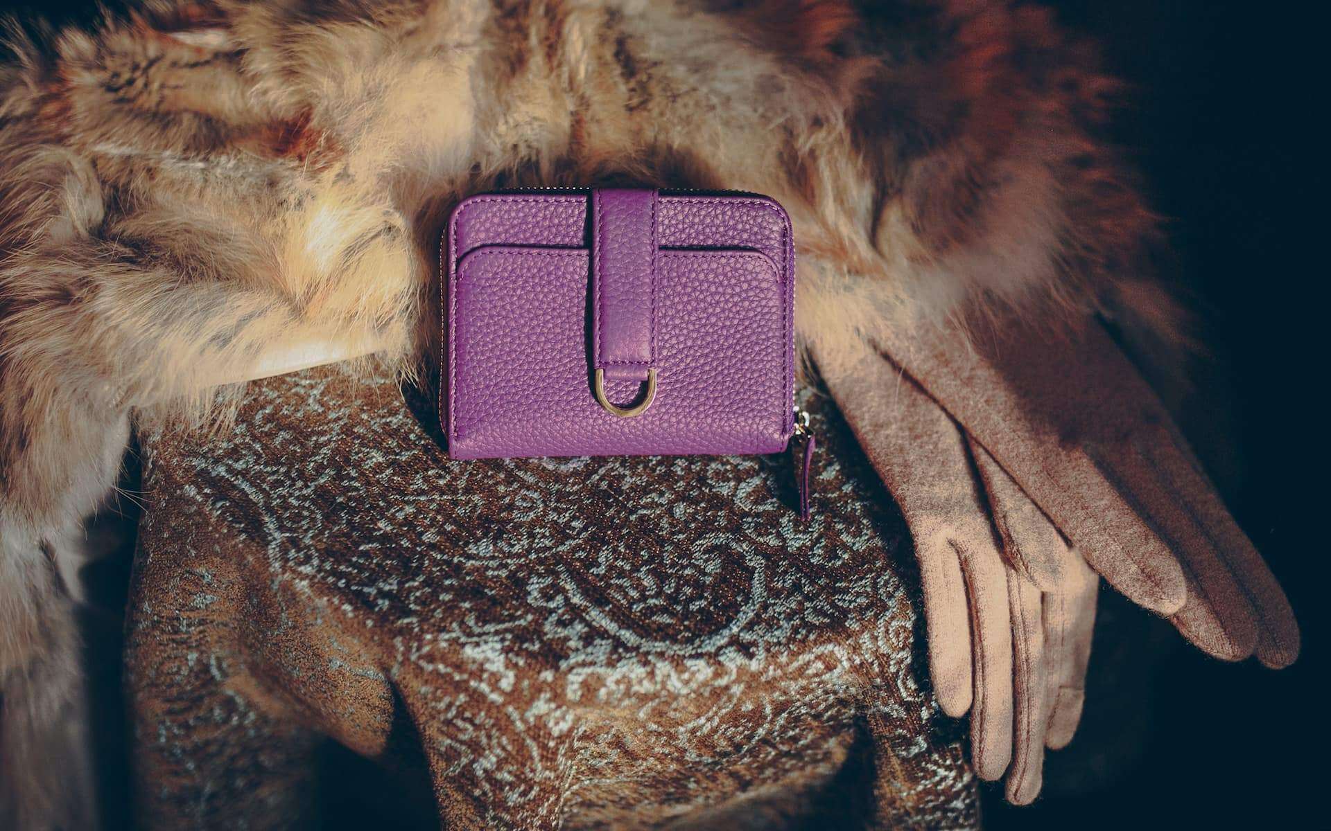 BELGRAVIA Zipper Wallet made of premium Italian leather with RFID protection, featuring a magnetic clasp and multiple card slots.