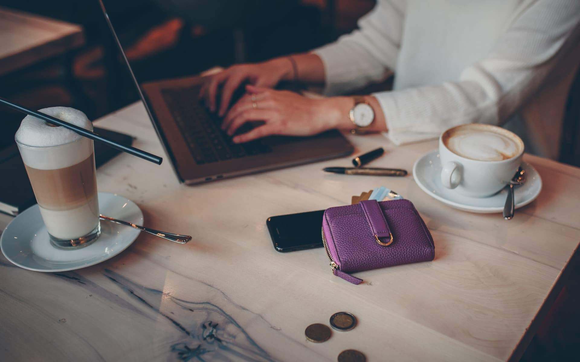 BELGRAVIA Zipper Wallet made of premium Italian leather with RFID protection, featuring a magnetic clasp and multiple card slots.