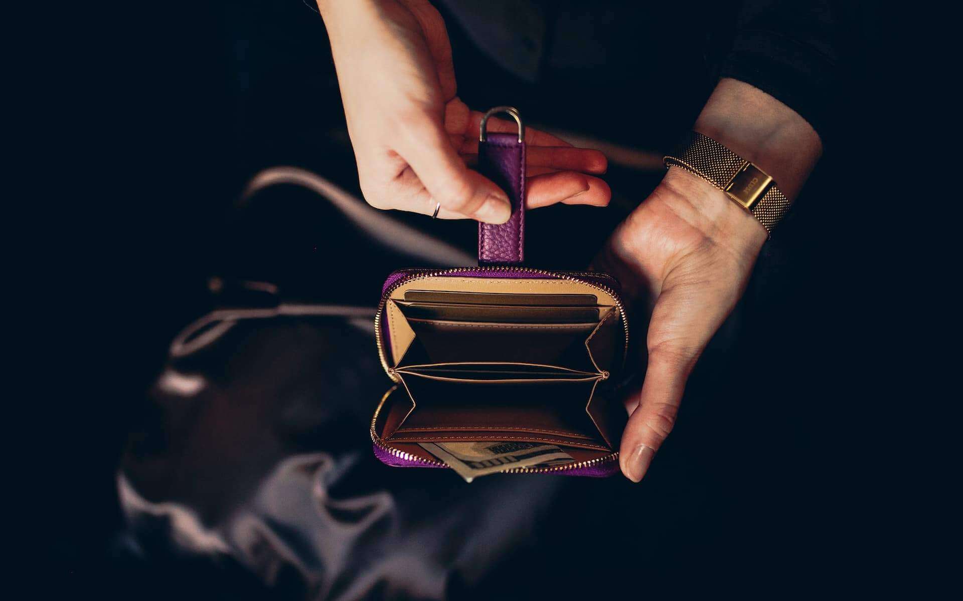 BELGRAVIA Zipper Wallet made of premium Italian leather with RFID protection, featuring a magnetic clasp and multiple card slots.