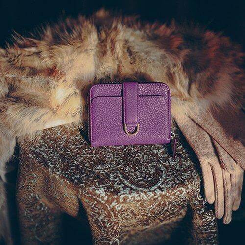 BELGRAVIA Zipper Wallet made of premium Italian leather with RFID protection, featuring a magnetic clasp and multiple card slots.