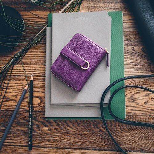 BELGRAVIA Zipper Wallet made of premium Italian leather with RFID protection, featuring a magnetic clasp and multiple card slots.