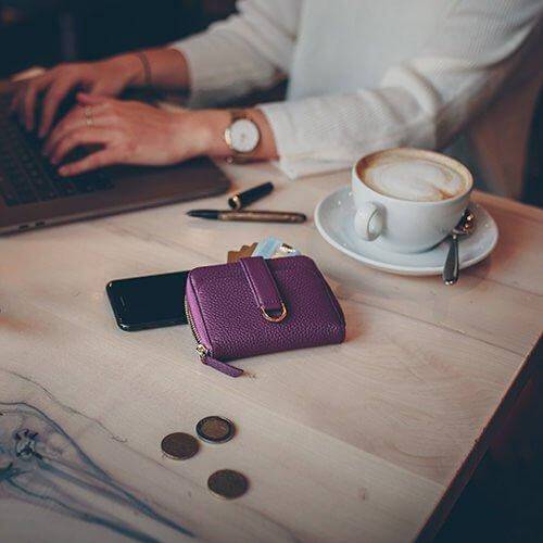 BELGRAVIA Zipper Wallet made of premium Italian leather with RFID protection, featuring a magnetic clasp and multiple card slots.