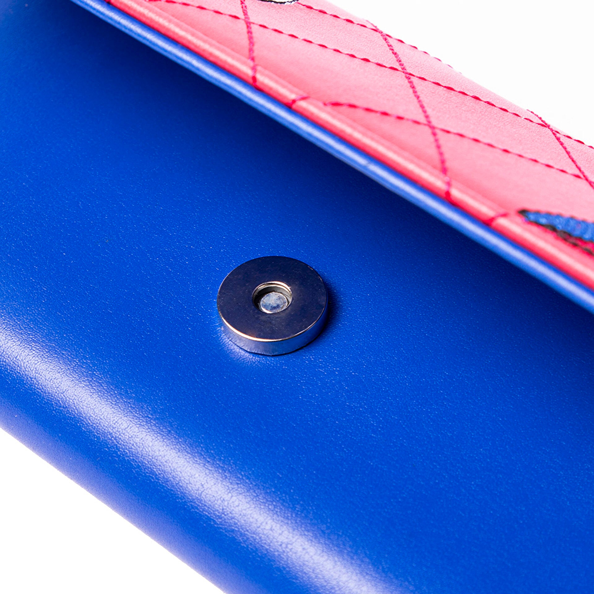 Biggdesign Owl and City Damen Geldbörse aus PU-Leder mit Katzen-Stickerei, 11 Kartenfächer und Magnetverschluss in Rosa und Blau.