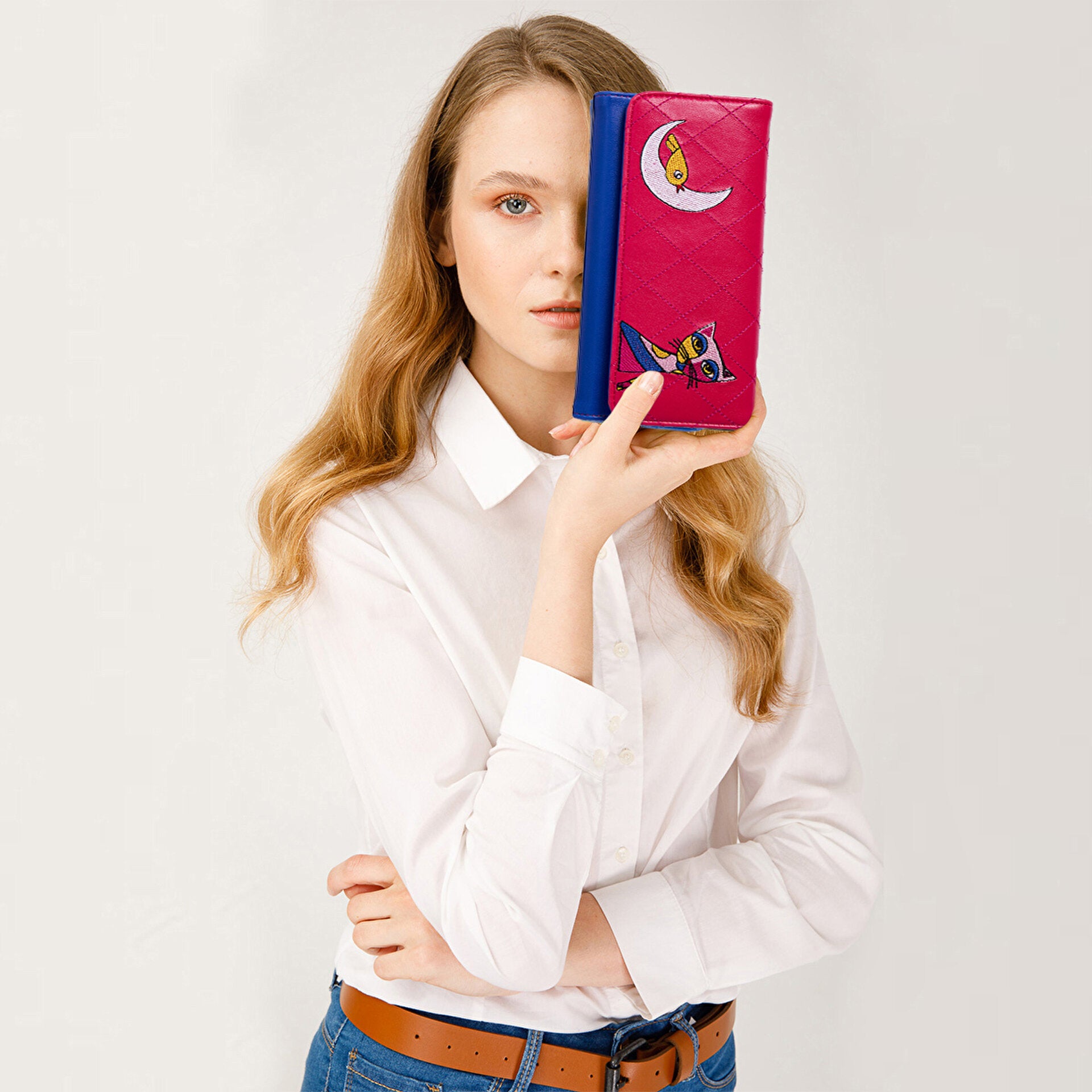 Biggdesign Owl and City Damen Geldbörse aus PU-Leder mit Katzen-Stickerei, 11 Kartenfächer und Magnetverschluss in Rosa und Blau.