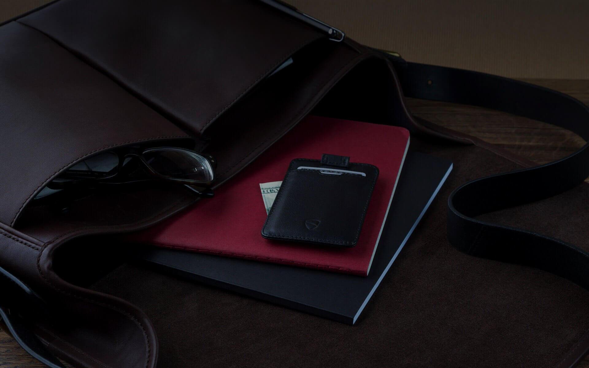 CHELSEA Card Holder made of luxurious Italian leather, featuring multiple pockets for cards and RFID protection.
