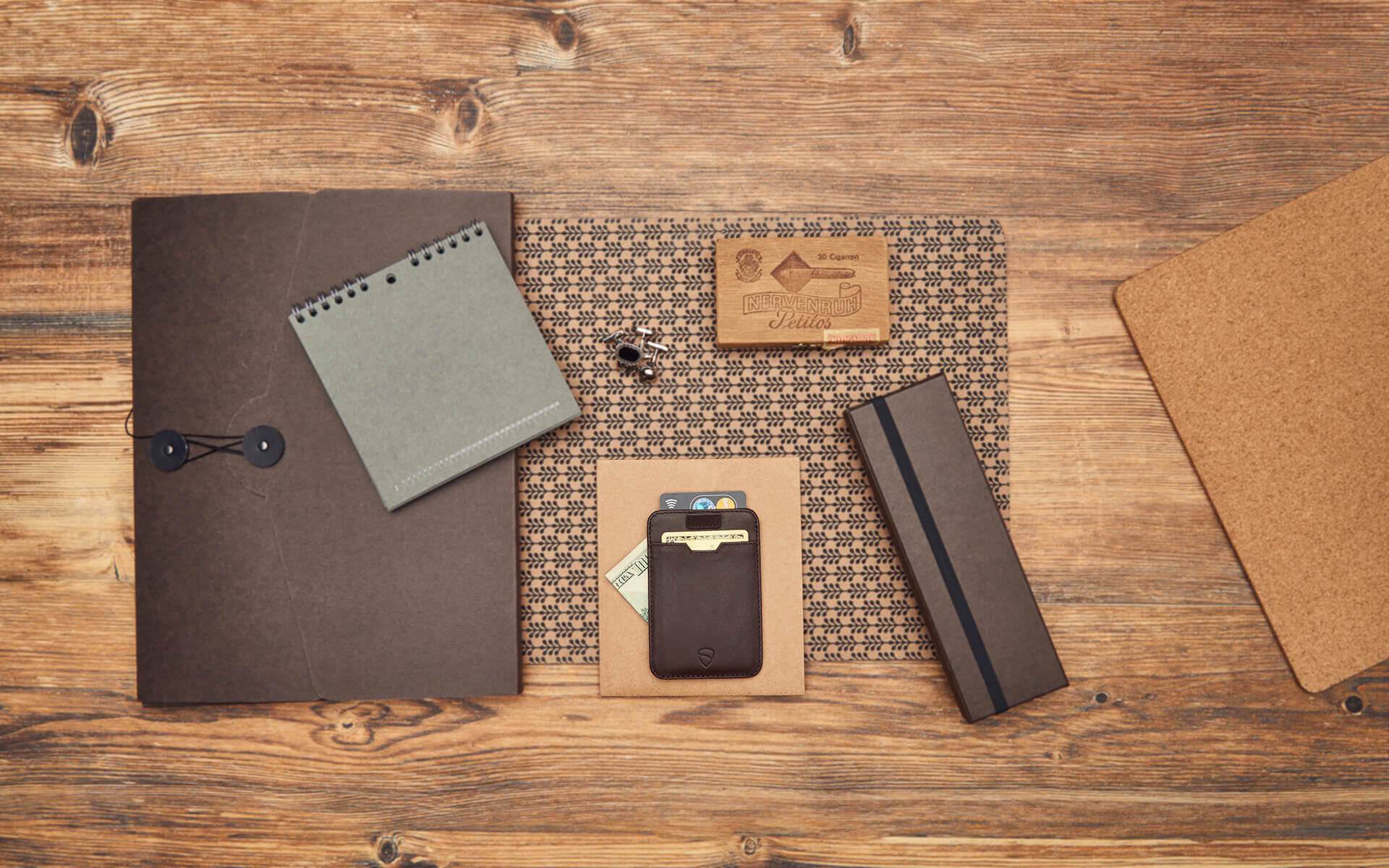 CHELSEA Card Holder made of luxurious Italian leather, featuring multiple pockets for cards and RFID protection.