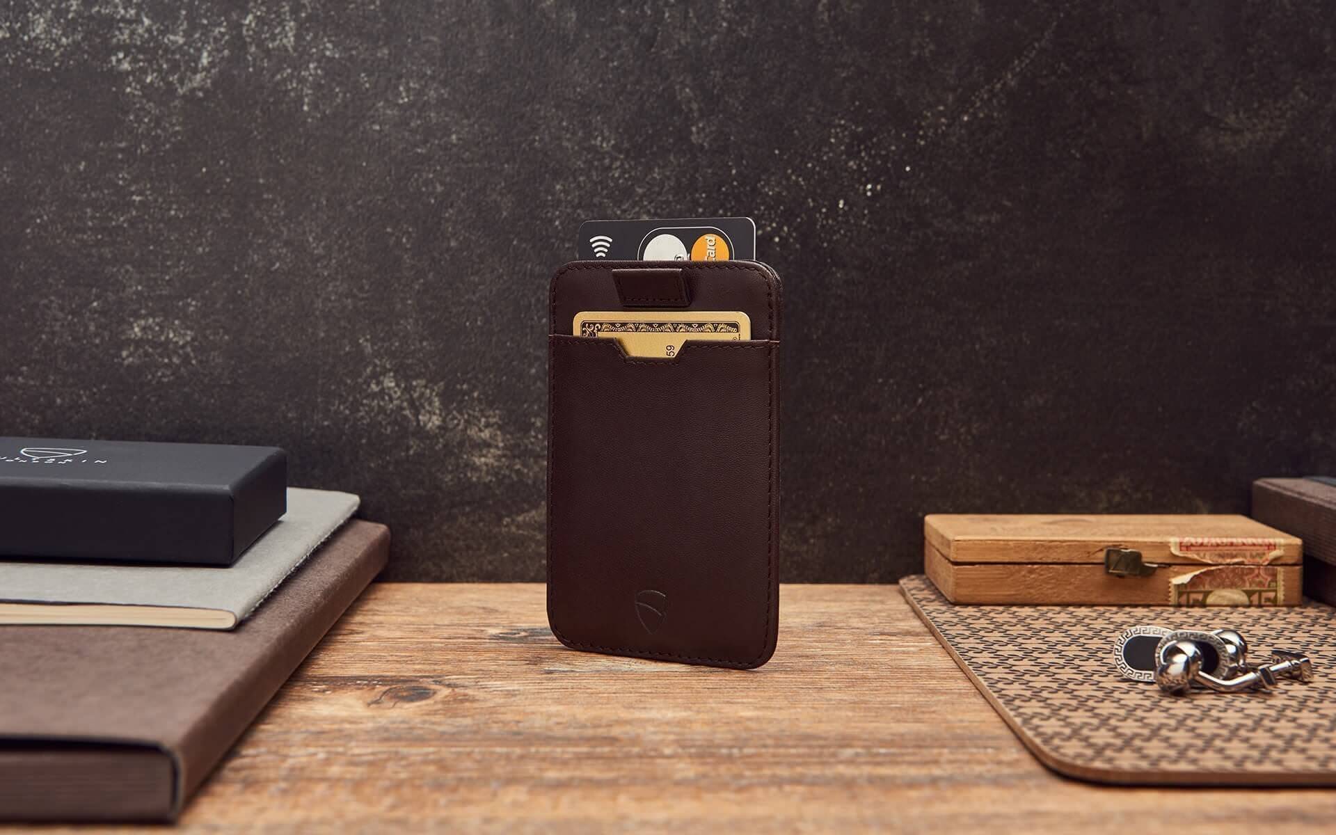 CHELSEA Card Holder made of luxurious Italian leather, featuring multiple pockets for cards and RFID protection.