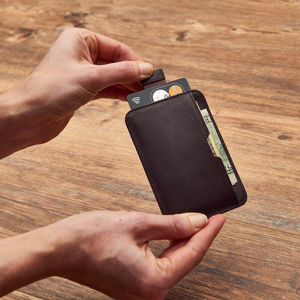 CHELSEA Card Holder made of luxurious Italian leather, featuring multiple pockets for cards and RFID protection.