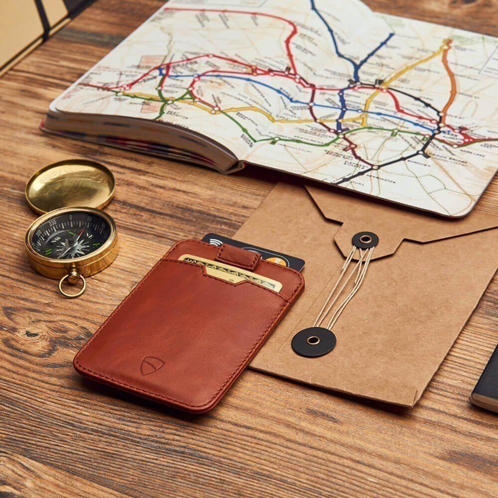 CHELSEA Card Holder made of luxurious Italian leather, featuring multiple pockets for cards and RFID protection.