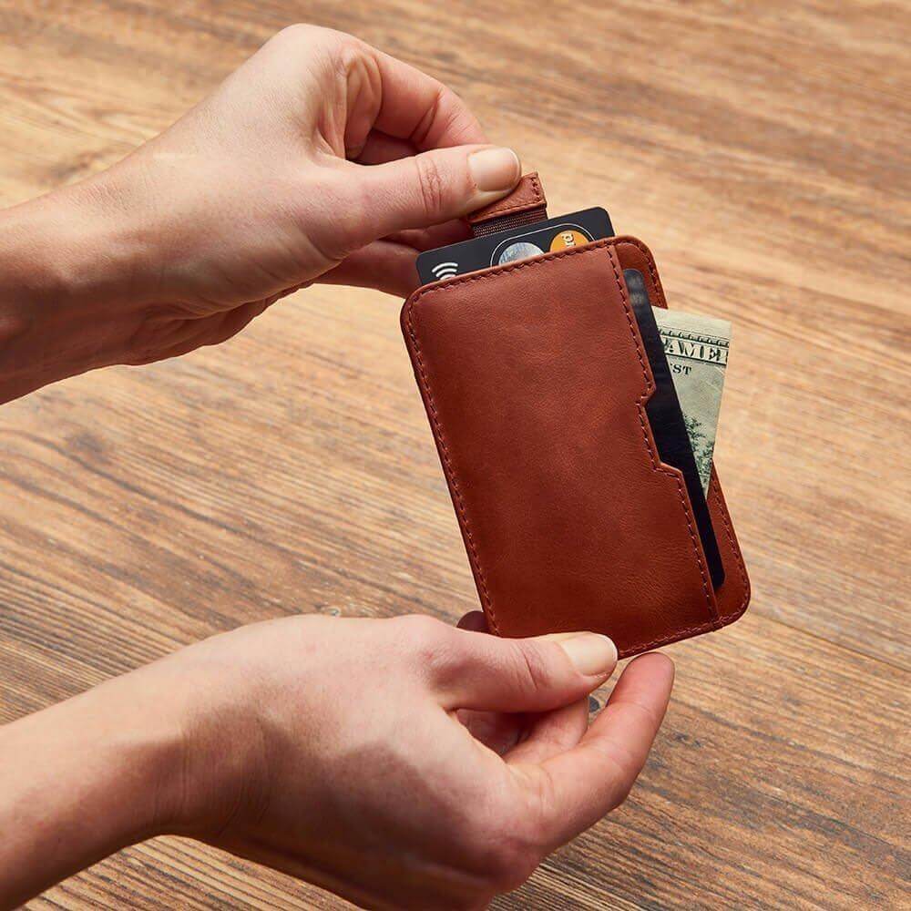 CHELSEA Card Holder made of luxurious Italian leather, featuring multiple pockets for cards and RFID protection.