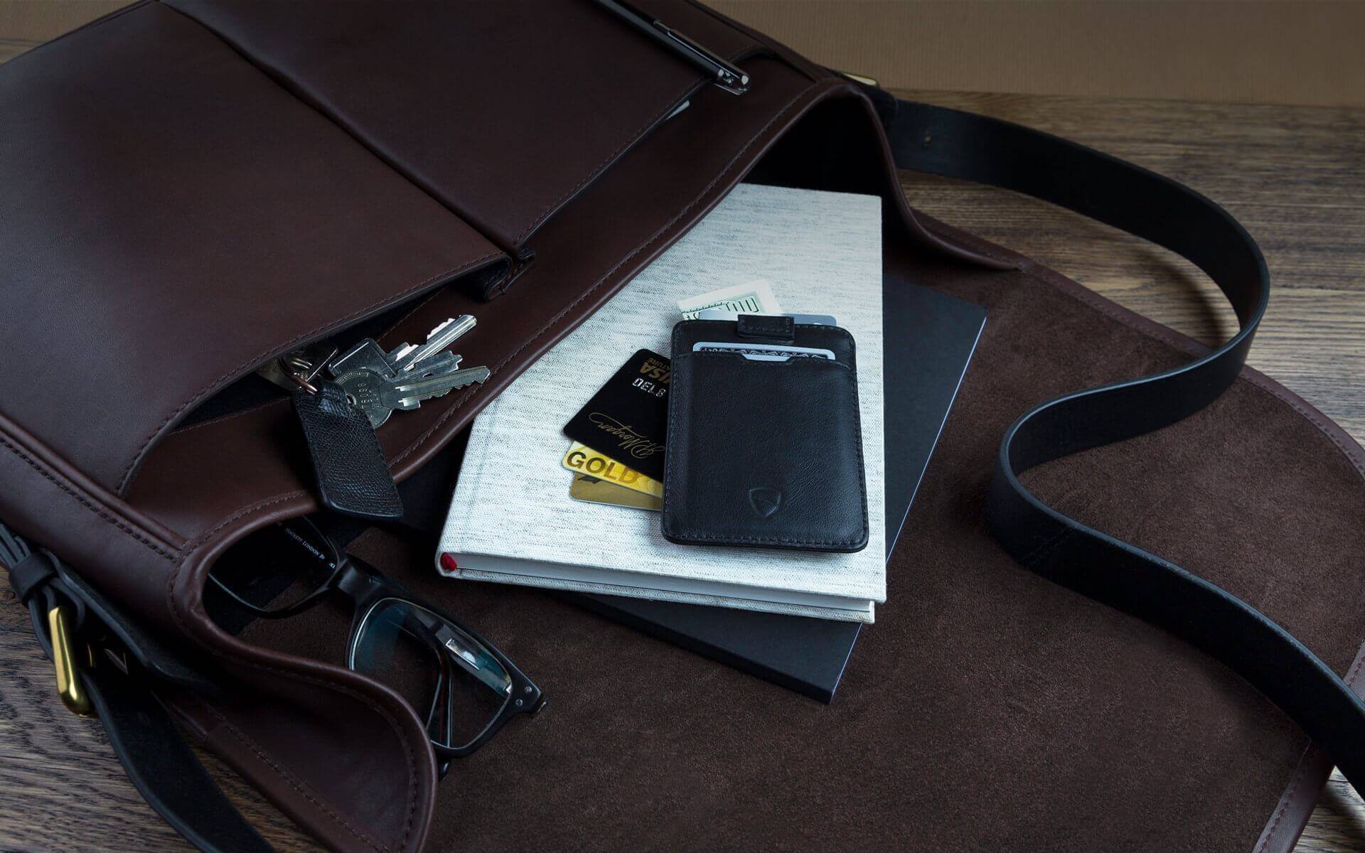 CHELSEA Card Holder made of luxurious Italian leather, featuring multiple pockets for cards and RFID protection.