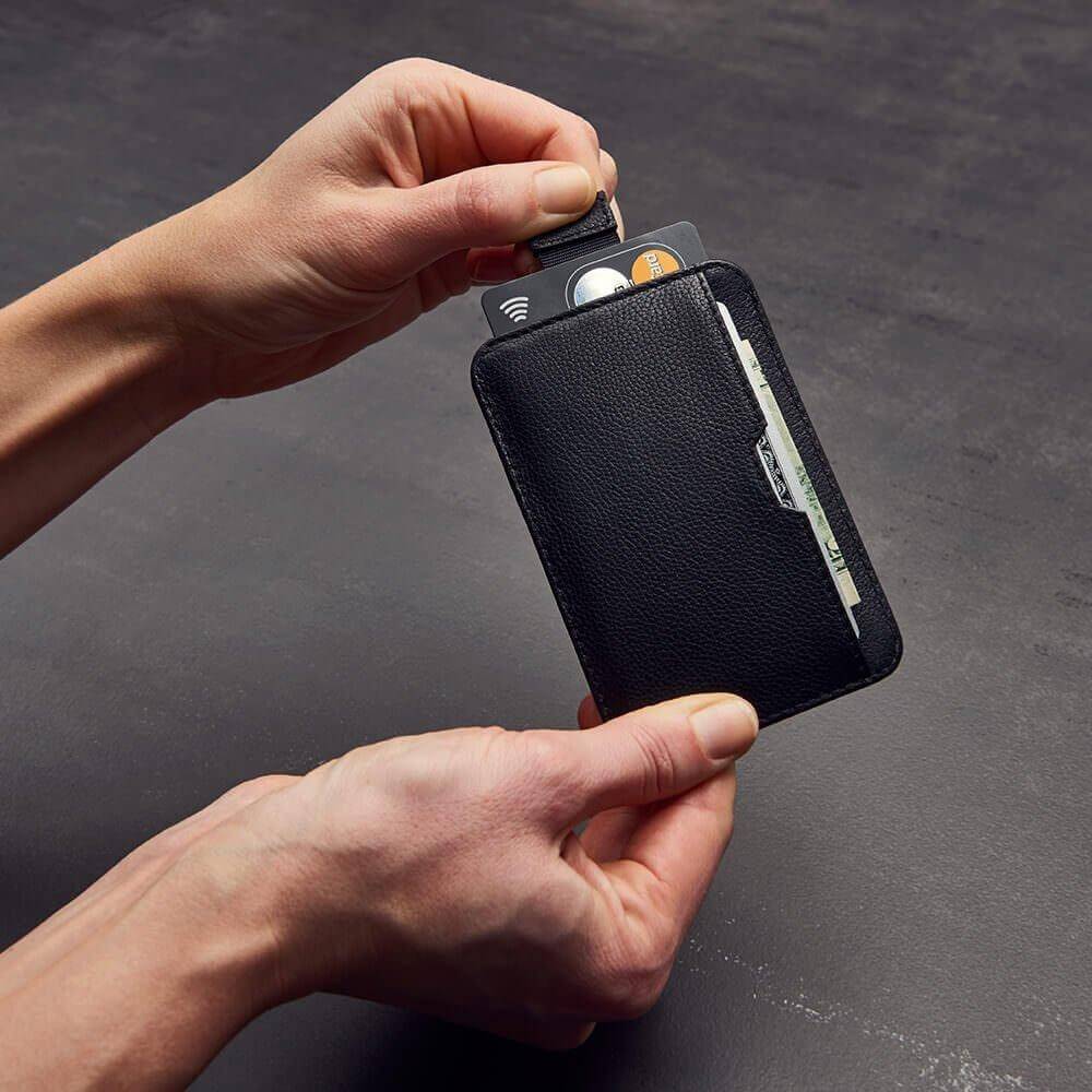 CHELSEA Card Holder made of luxurious Italian leather, featuring multiple pockets for cards and RFID protection.