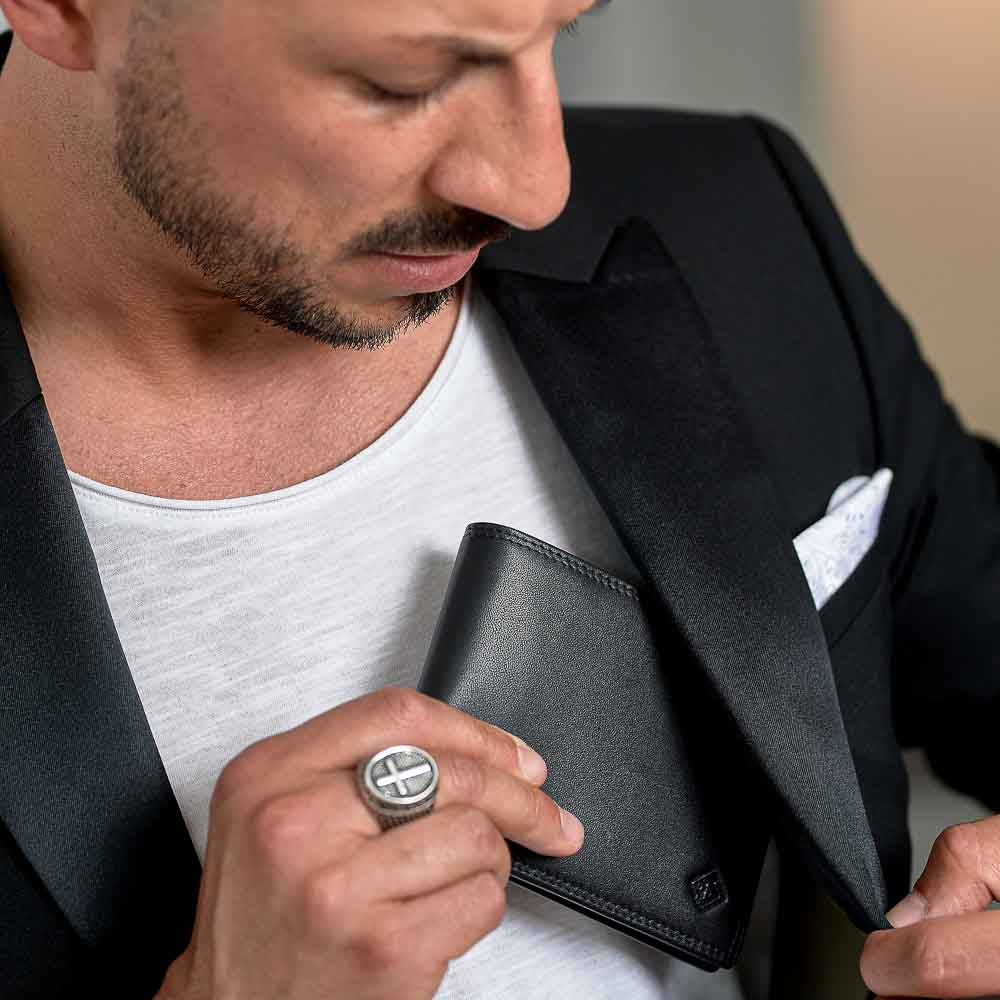 Elegante Geldbörse Firenze Trifold aus hochwertigem Echtleder mit RFID-Schutz und praktischen Fächern.