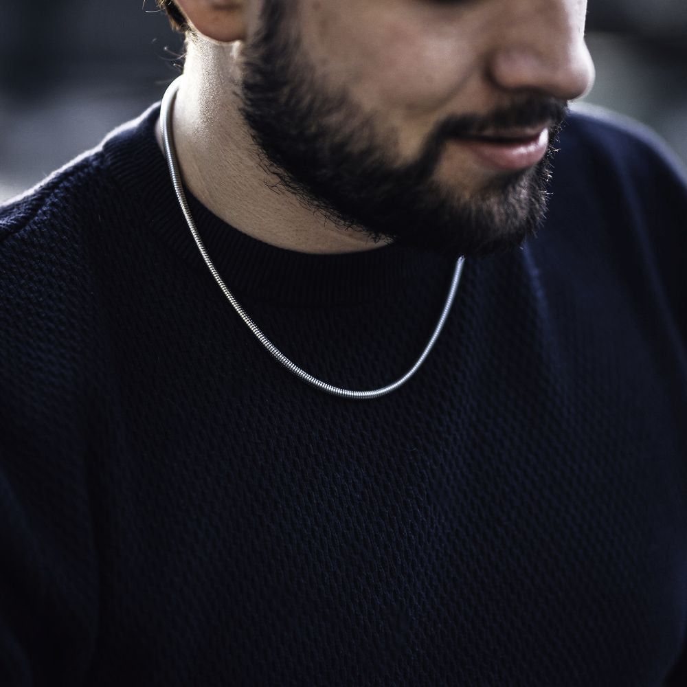 Elegante Snake-Halskette aus Edelstahl 316L in Silber, 50 cm lang und 4 mm breit, ideal für stilbewusste Männer.