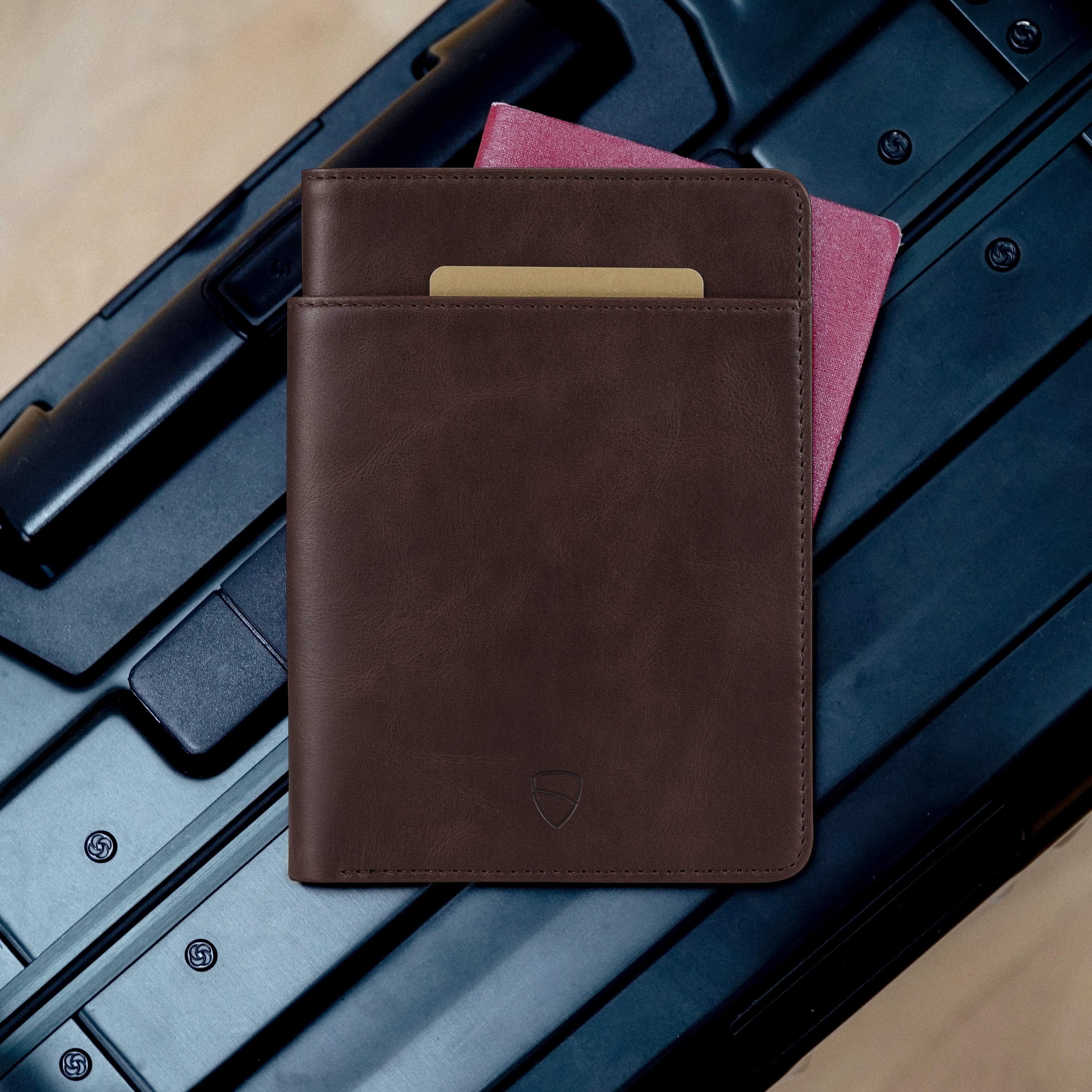 KENSINGTON Passport Wallet made of premium Italian leather, featuring RFID protection and multiple compartments for travel essentials.