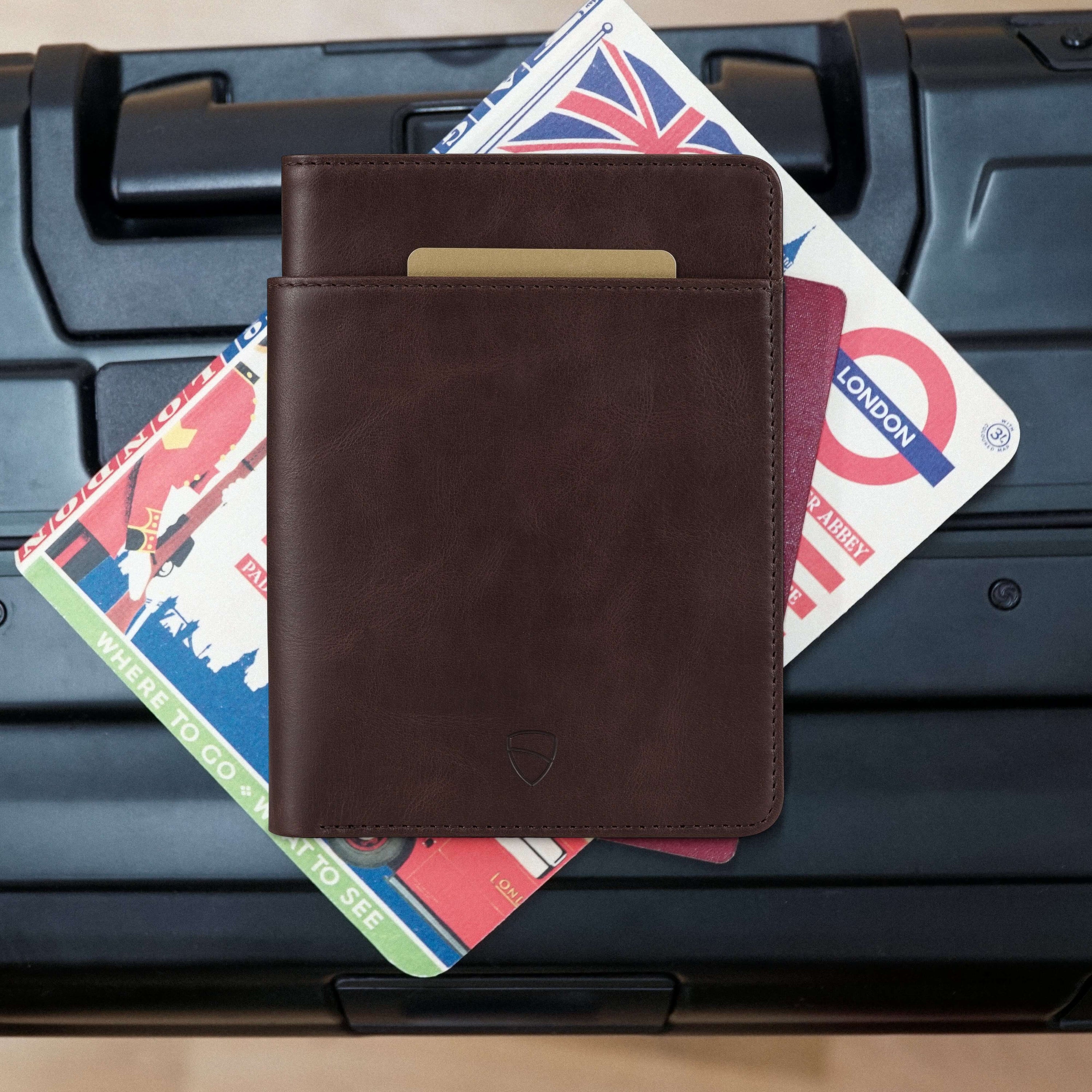 KENSINGTON Passport Wallet made of premium Italian leather, featuring RFID protection and multiple compartments for travel essentials.