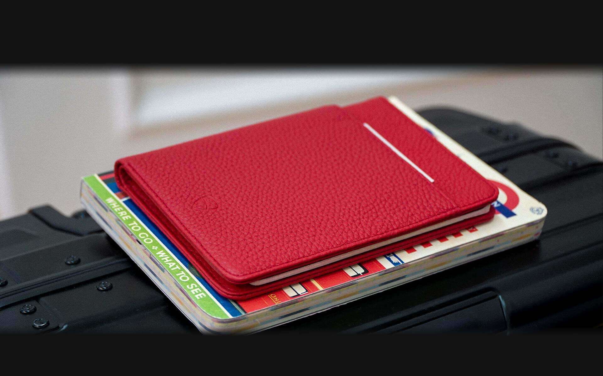 KENSINGTON Passport Wallet made of premium Italian leather, featuring RFID protection and multiple compartments for travel essentials.