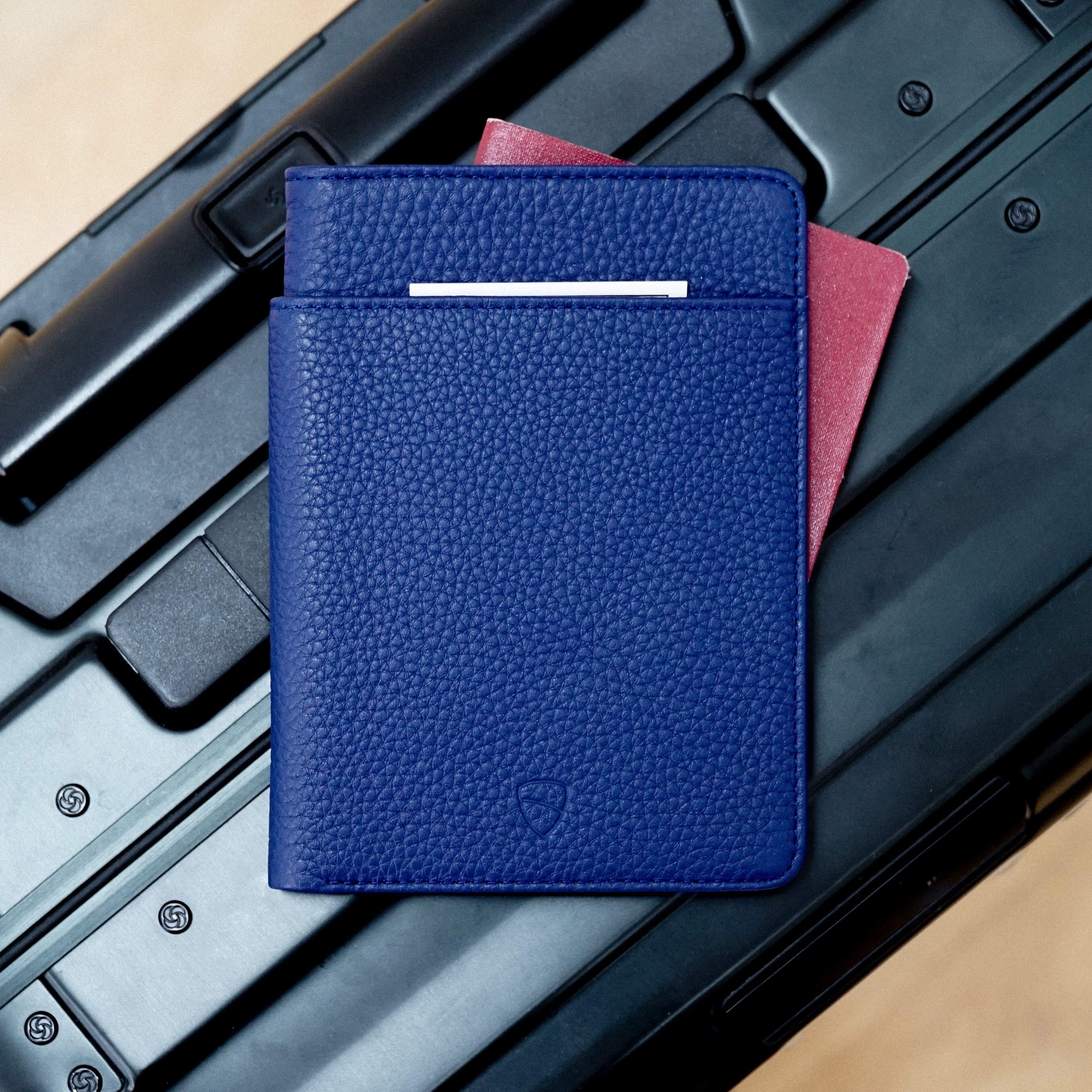 KENSINGTON Passport Wallet made of premium Italian leather, featuring RFID protection and multiple compartments for travel essentials.