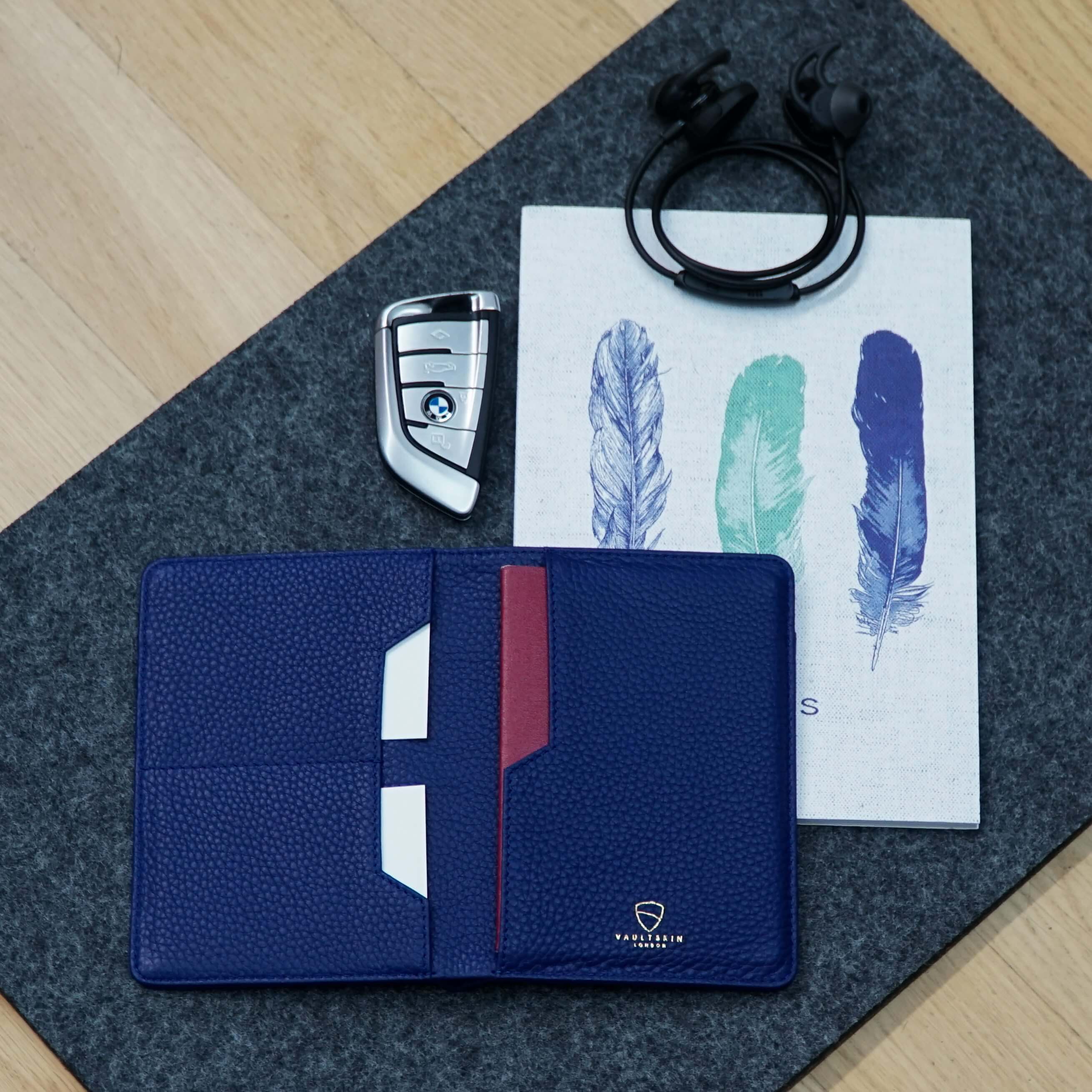 KENSINGTON Passport Wallet made of premium Italian leather, featuring RFID protection and multiple compartments for travel essentials.