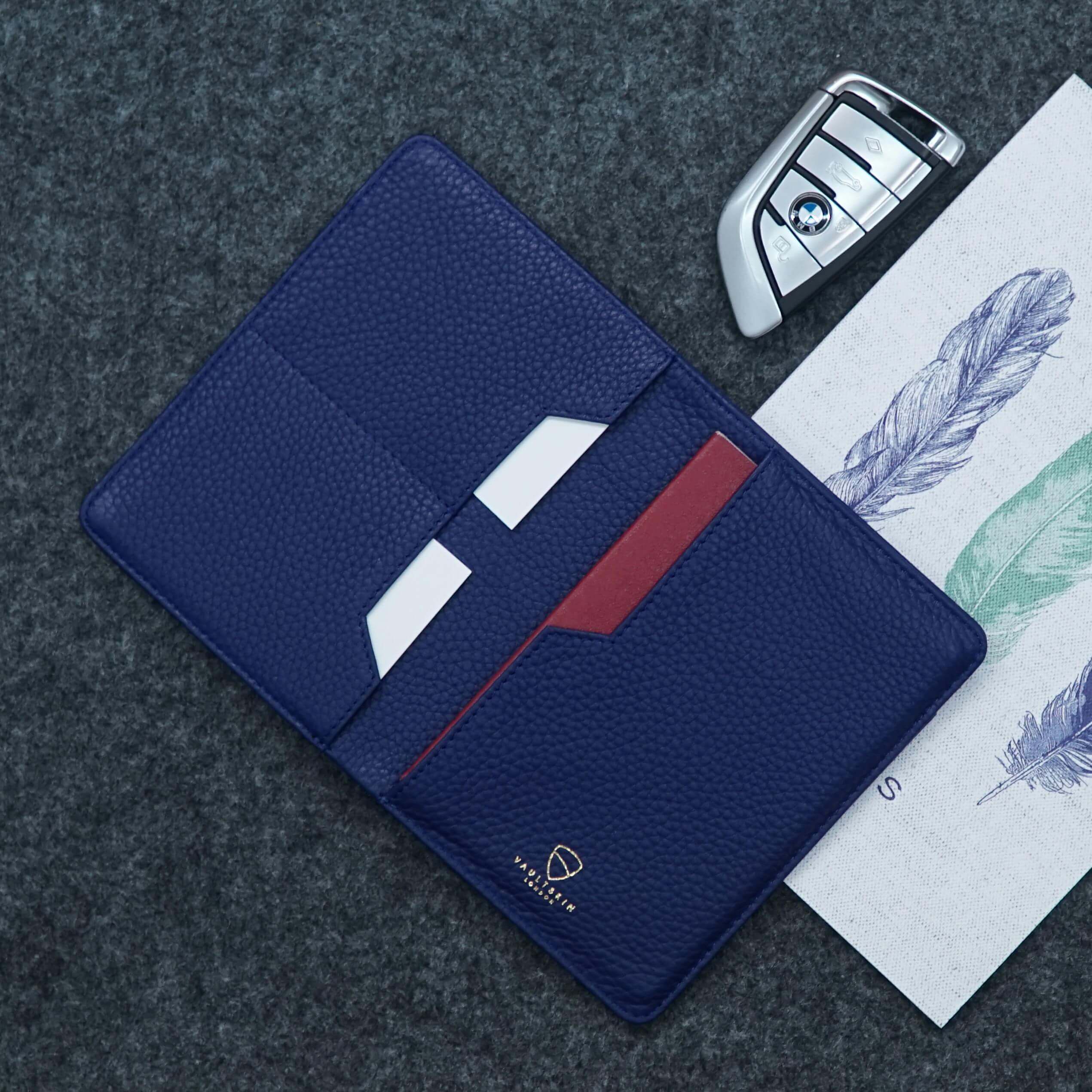 KENSINGTON Passport Wallet made of premium Italian leather, featuring RFID protection and multiple compartments for travel essentials.