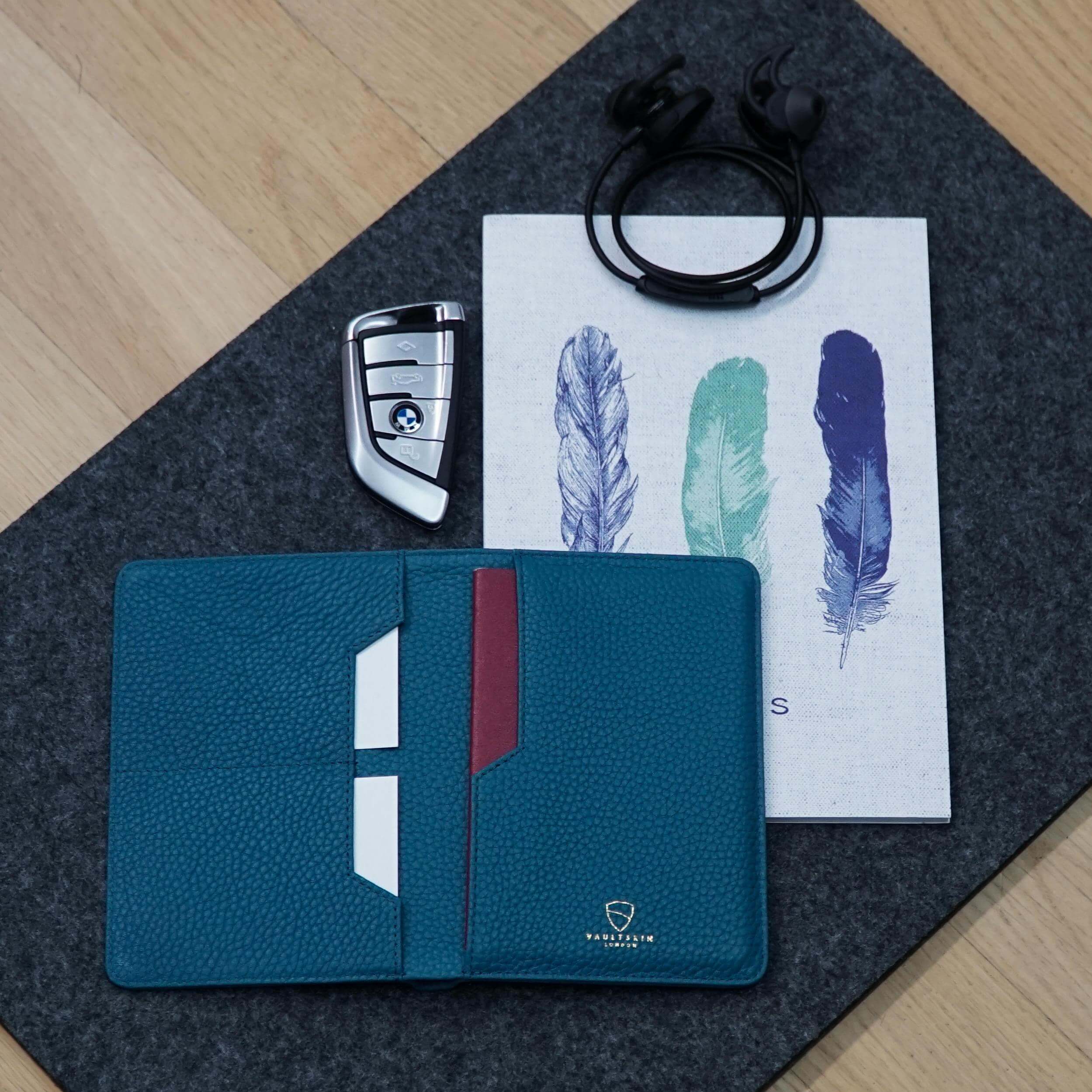 KENSINGTON Passport Wallet made of premium Italian leather, featuring RFID protection and multiple compartments for travel essentials.