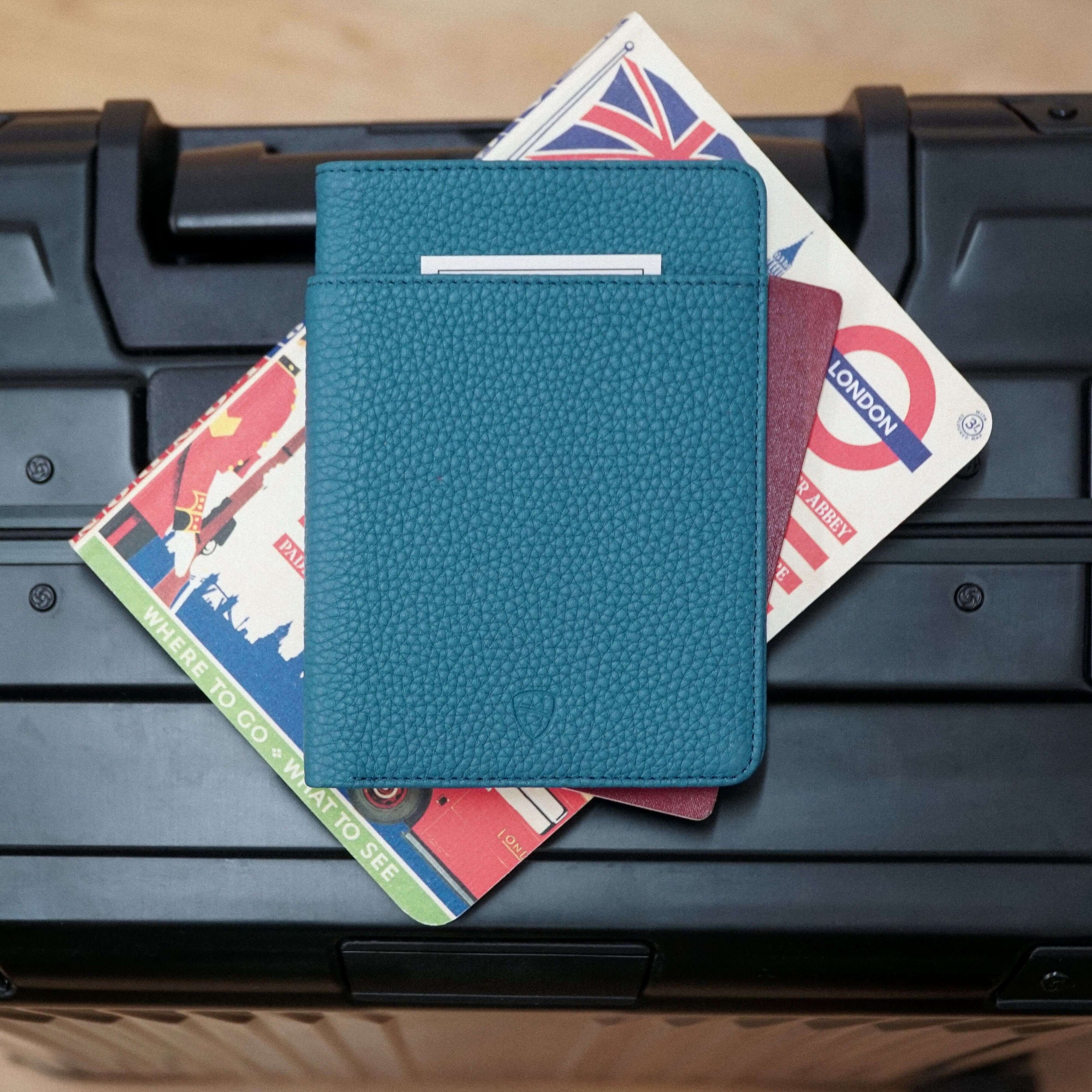 KENSINGTON Passport Wallet made of premium Italian leather, featuring RFID protection and multiple compartments for travel essentials.