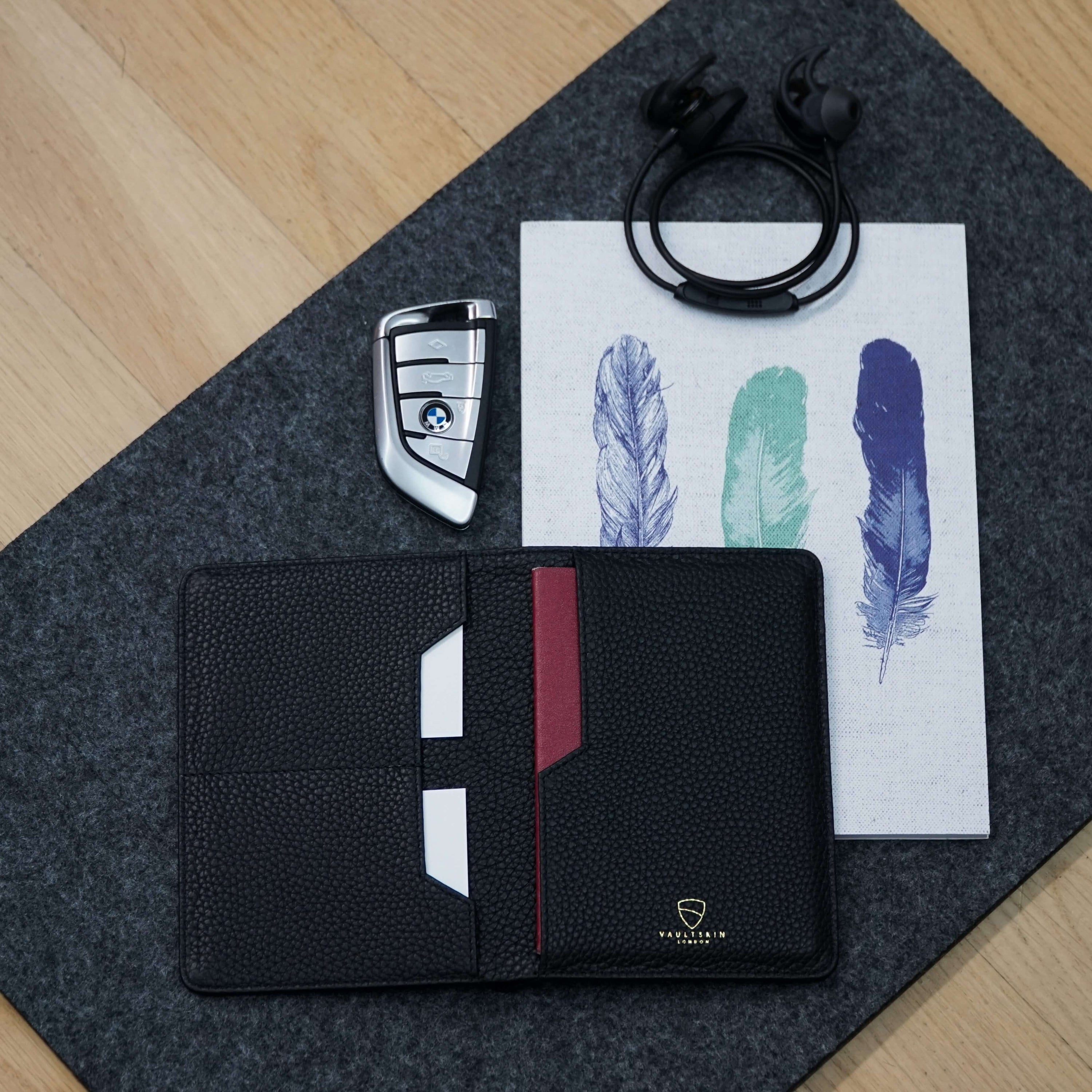 KENSINGTON Passport Wallet made of premium Italian leather, featuring RFID protection and multiple compartments for travel essentials.