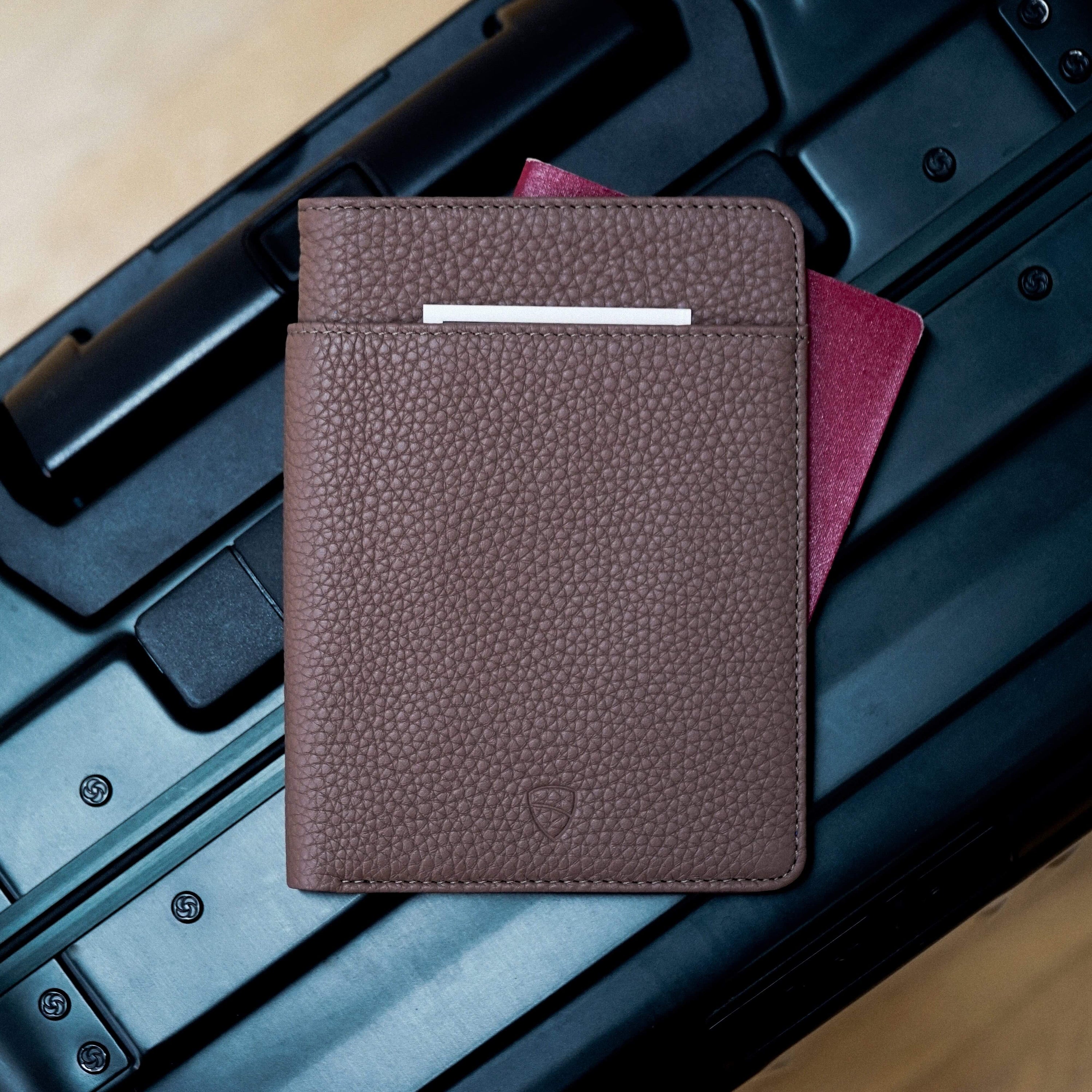 KENSINGTON Passport Wallet made of premium Italian leather, featuring RFID protection and multiple compartments for travel essentials.