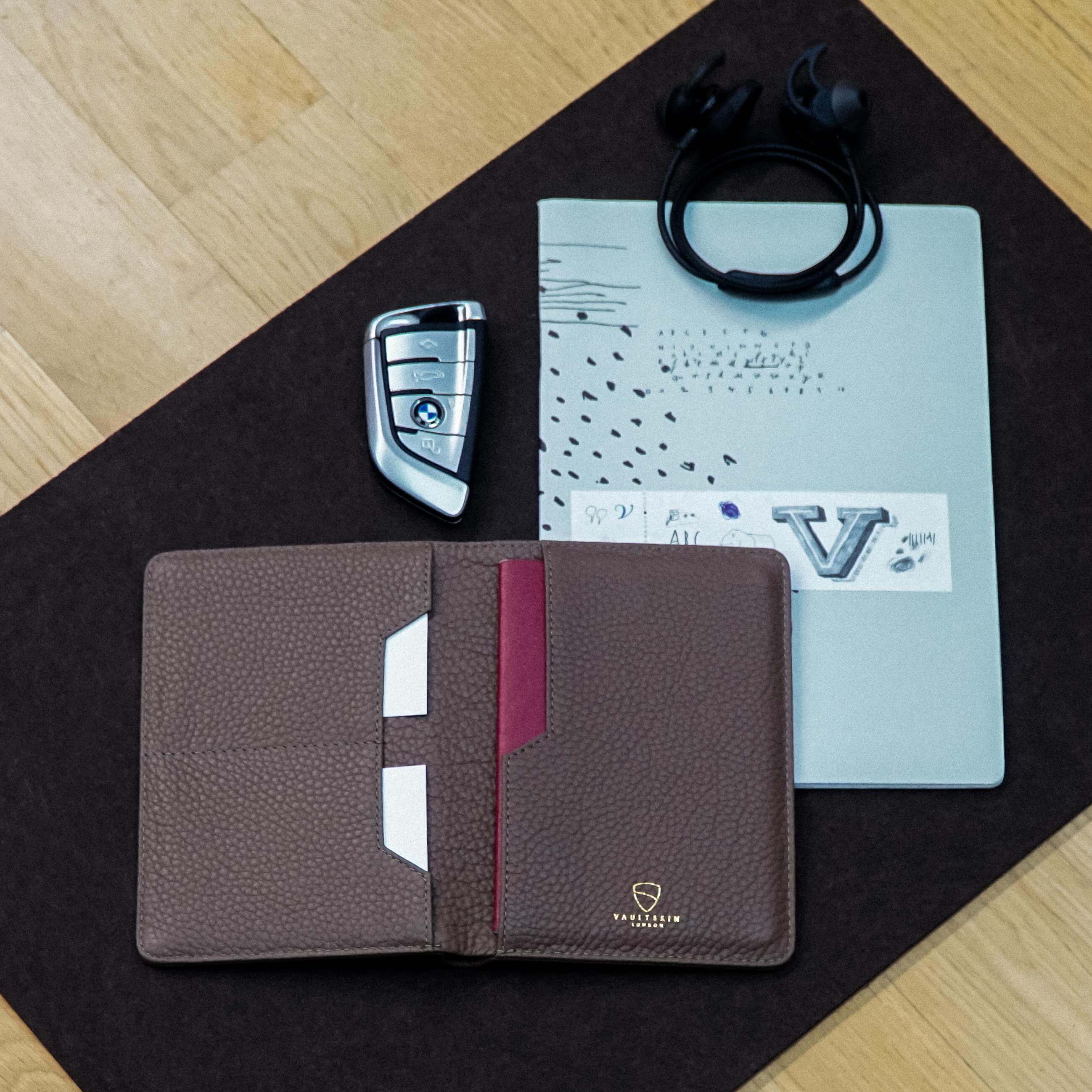 KENSINGTON Passport Wallet made of premium Italian leather, featuring RFID protection and multiple compartments for travel essentials.