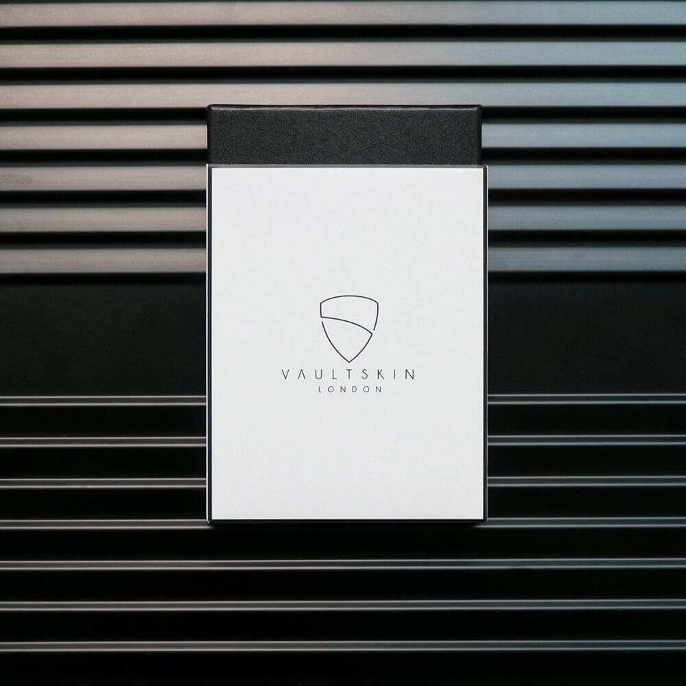 KENSINGTON Passport Wallet made of premium Italian leather, featuring RFID protection and multiple compartments for travel essentials.