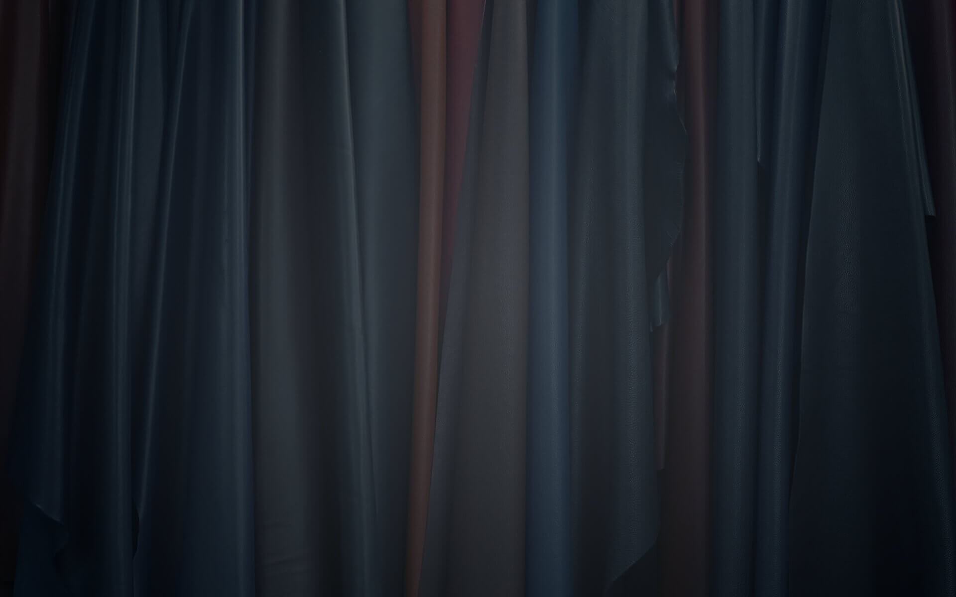 KENSINGTON Passport Wallet made of premium Italian leather, featuring RFID protection and multiple compartments for travel essentials.