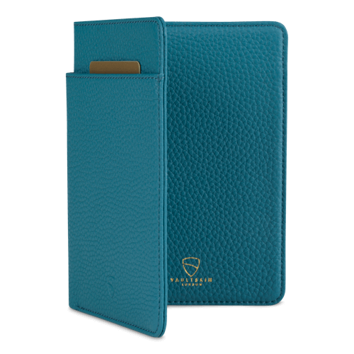 KENSINGTON Passport Wallet made of premium Italian leather, featuring RFID protection and multiple compartments for travel essentials.
