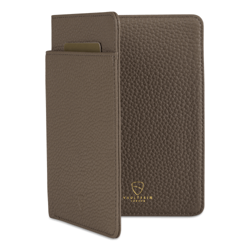 KENSINGTON Passport Wallet made of premium Italian leather, featuring RFID protection and multiple compartments for travel essentials.