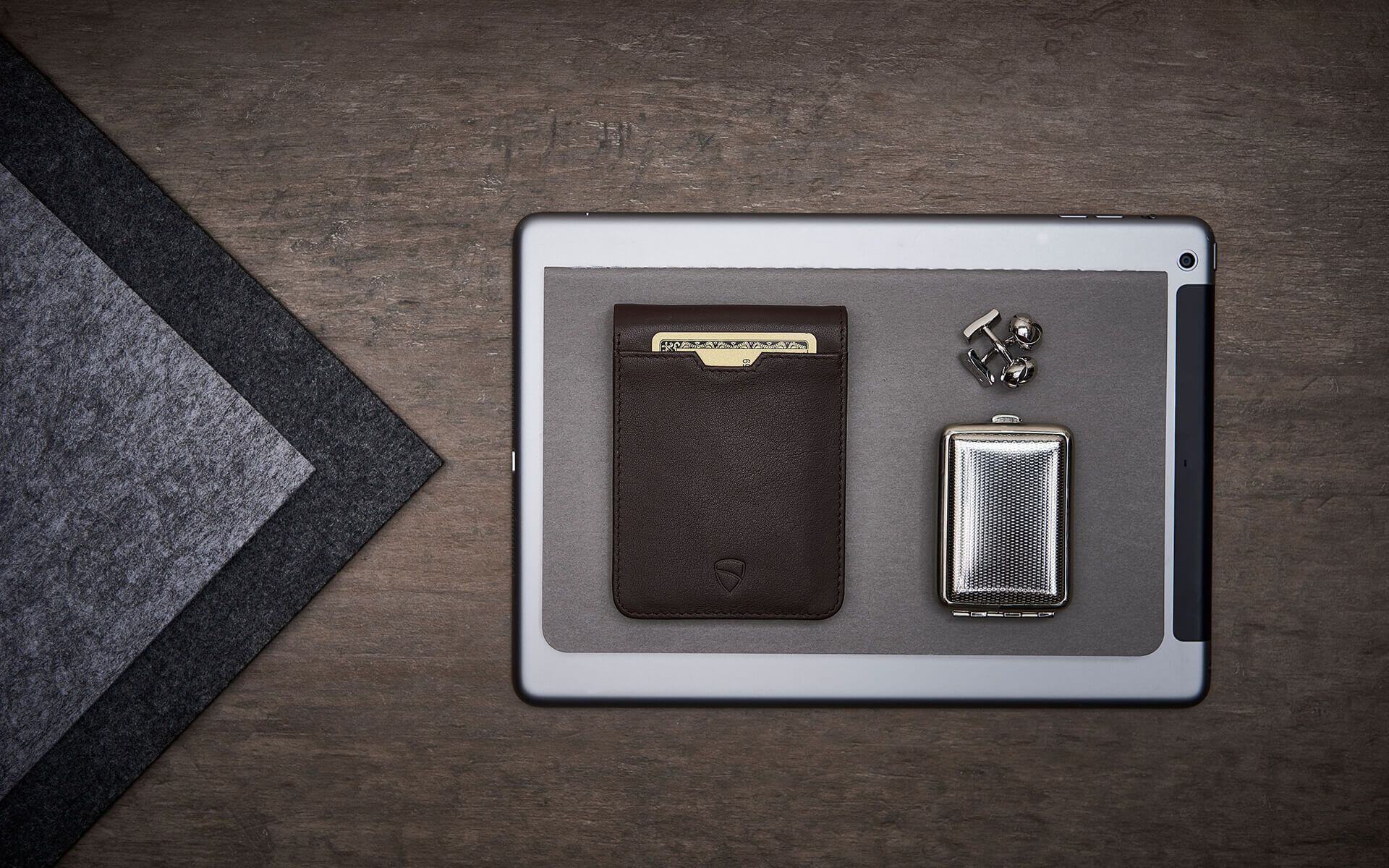 MANHATTAN Wallet made of top grain Italian leather, showcasing its sleek design and RFID-blocking technology.