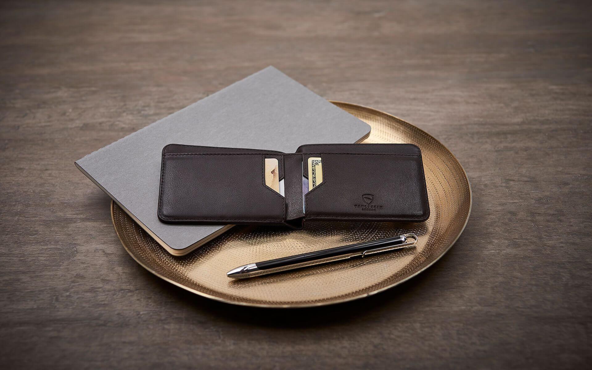 MANHATTAN Wallet made of top grain Italian leather, showcasing its sleek design and RFID-blocking technology.