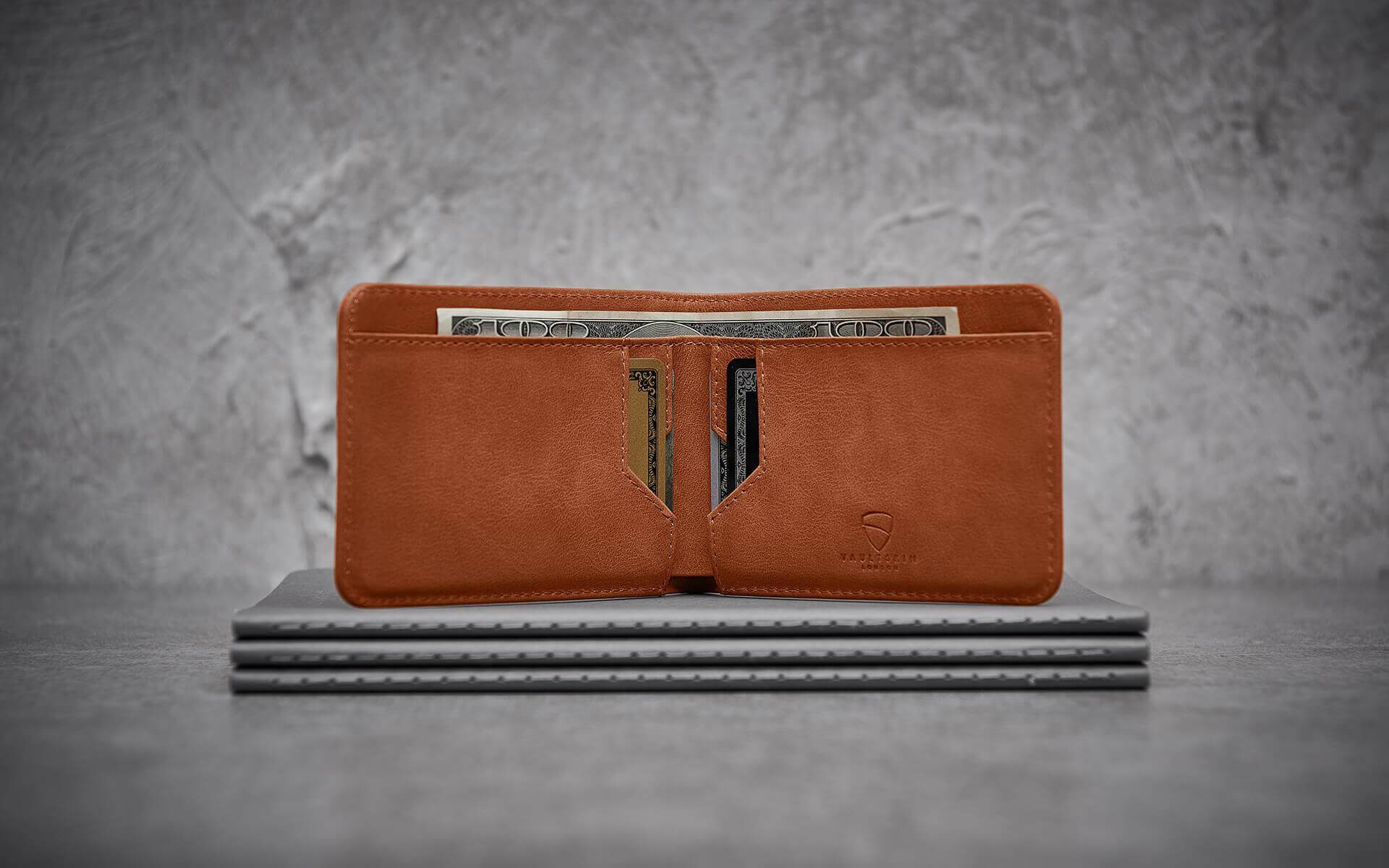 MANHATTAN Wallet made of top grain Italian leather, showcasing its sleek design and RFID-blocking technology.
