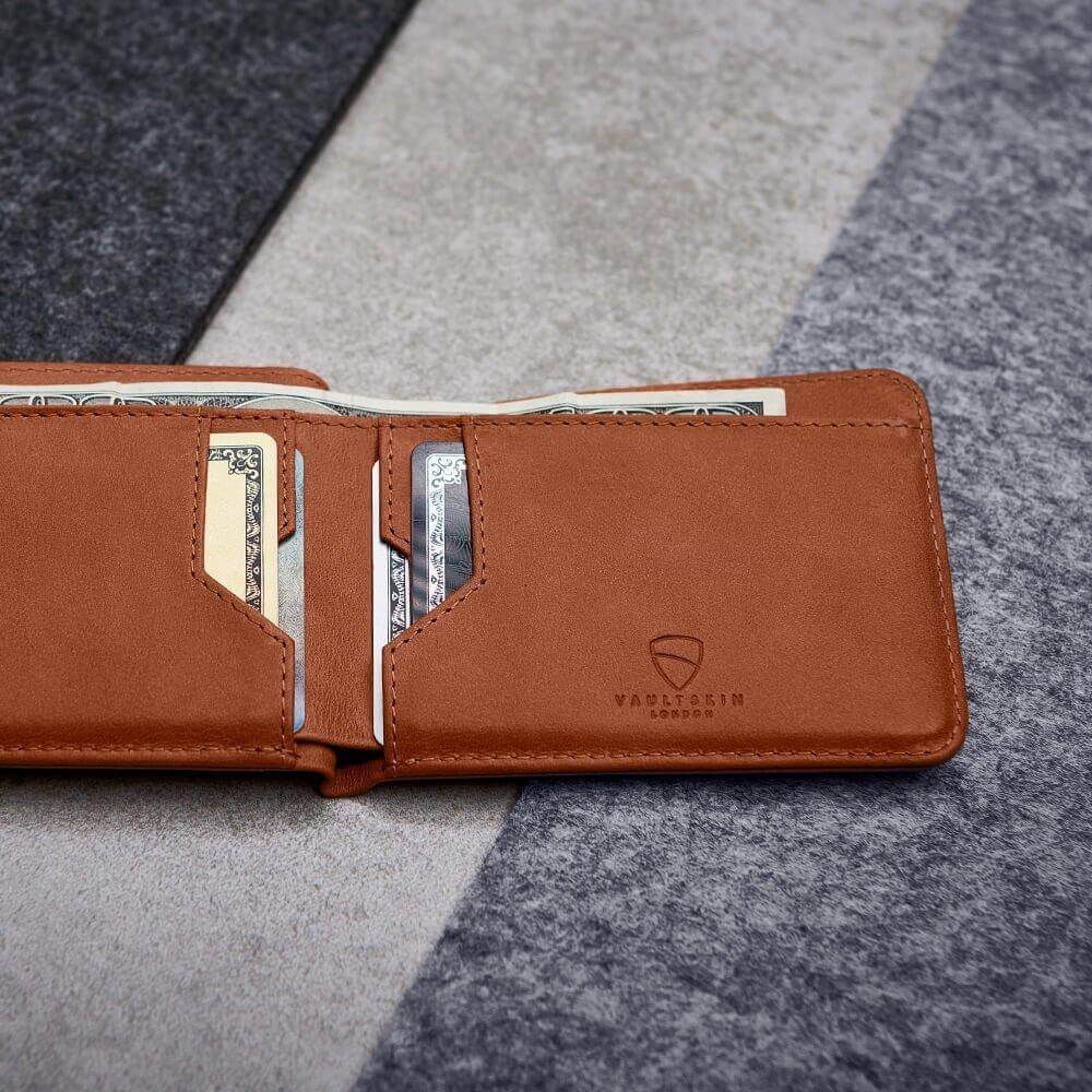 MANHATTAN Wallet made of top grain Italian leather, showcasing its sleek design and RFID-blocking technology.