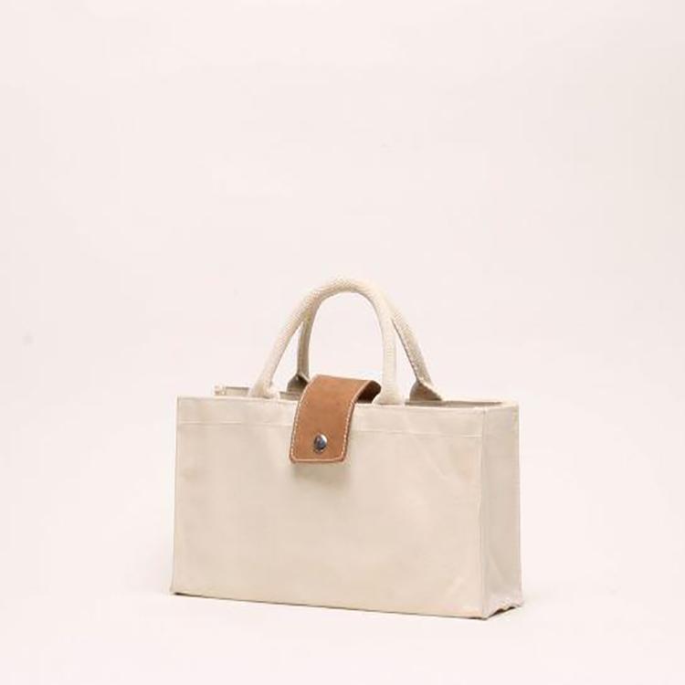 Carmel Single Bottle Wine Bag made of heavyweight cotton canvas with leather closure, elegantly designed for wine gifting.