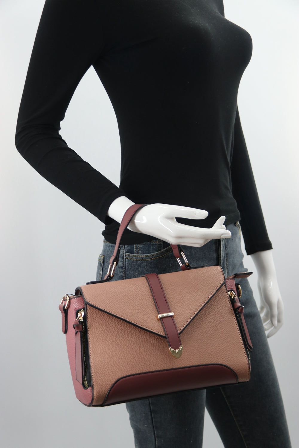 Crossbody C2039 bag featuring a stylish design and adjustable strap, perfect for hands-free use.