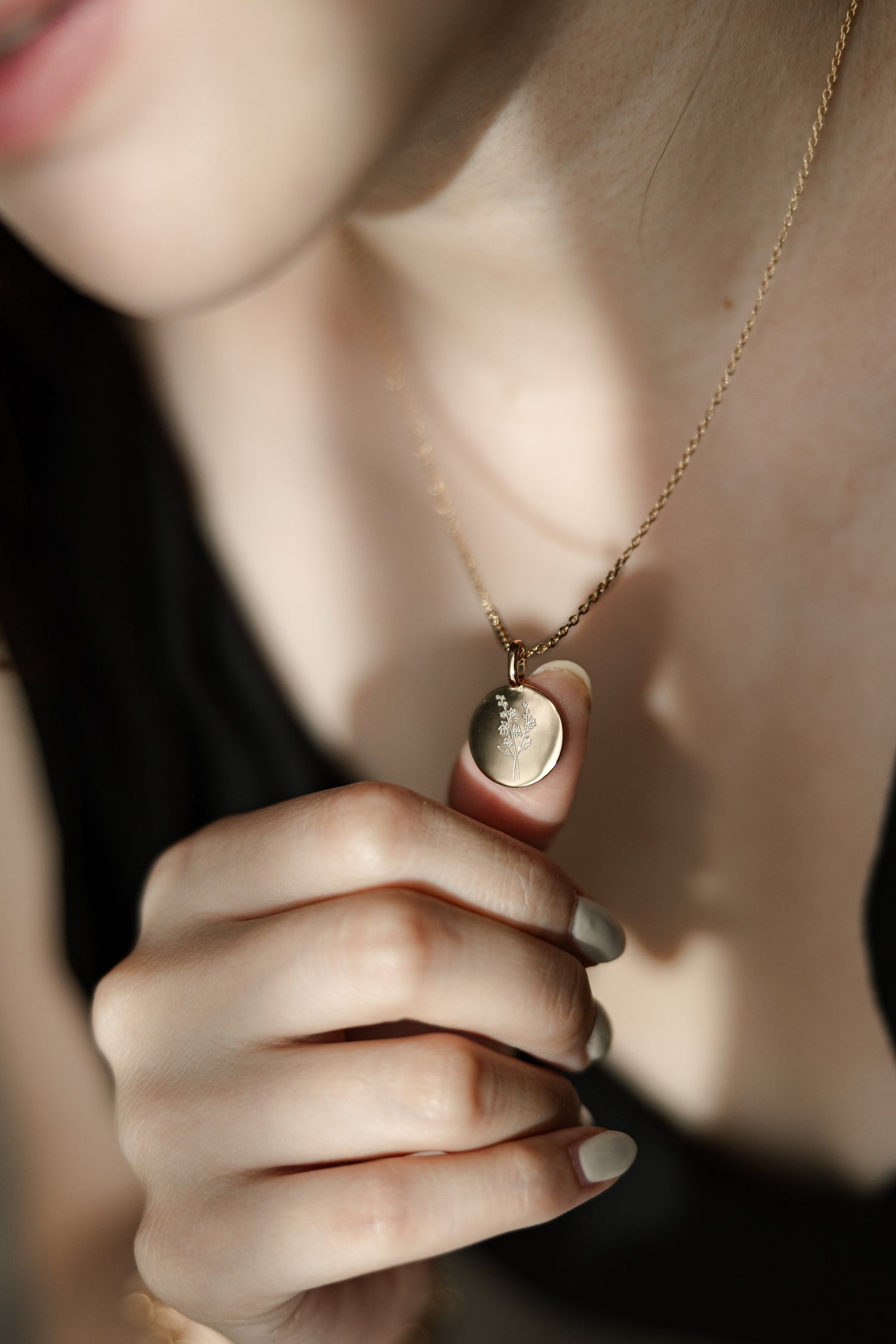 Gold Elegance Pendant Necklace featuring a personalized pendant and adjustable chain, elegantly designed for timeless style.