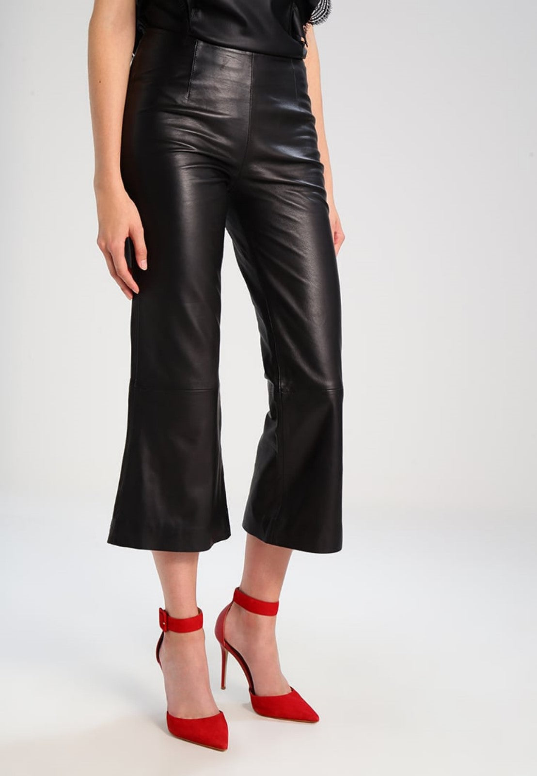 Koza Leathers Women's Real Lambskin Leather Capri Pant WP050 displayed on a mannequin, showcasing its sleek design and high-quality lambskin leather.