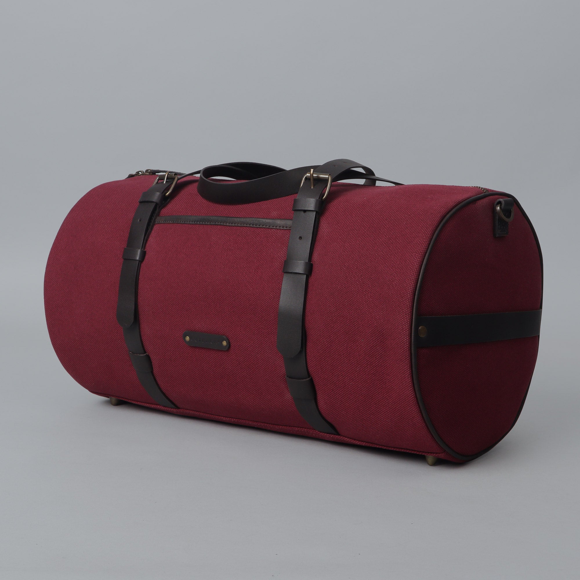 Miami Canvas Gym Bag featuring durable cotton canvas, leather straps, and spacious compartments for gym essentials.