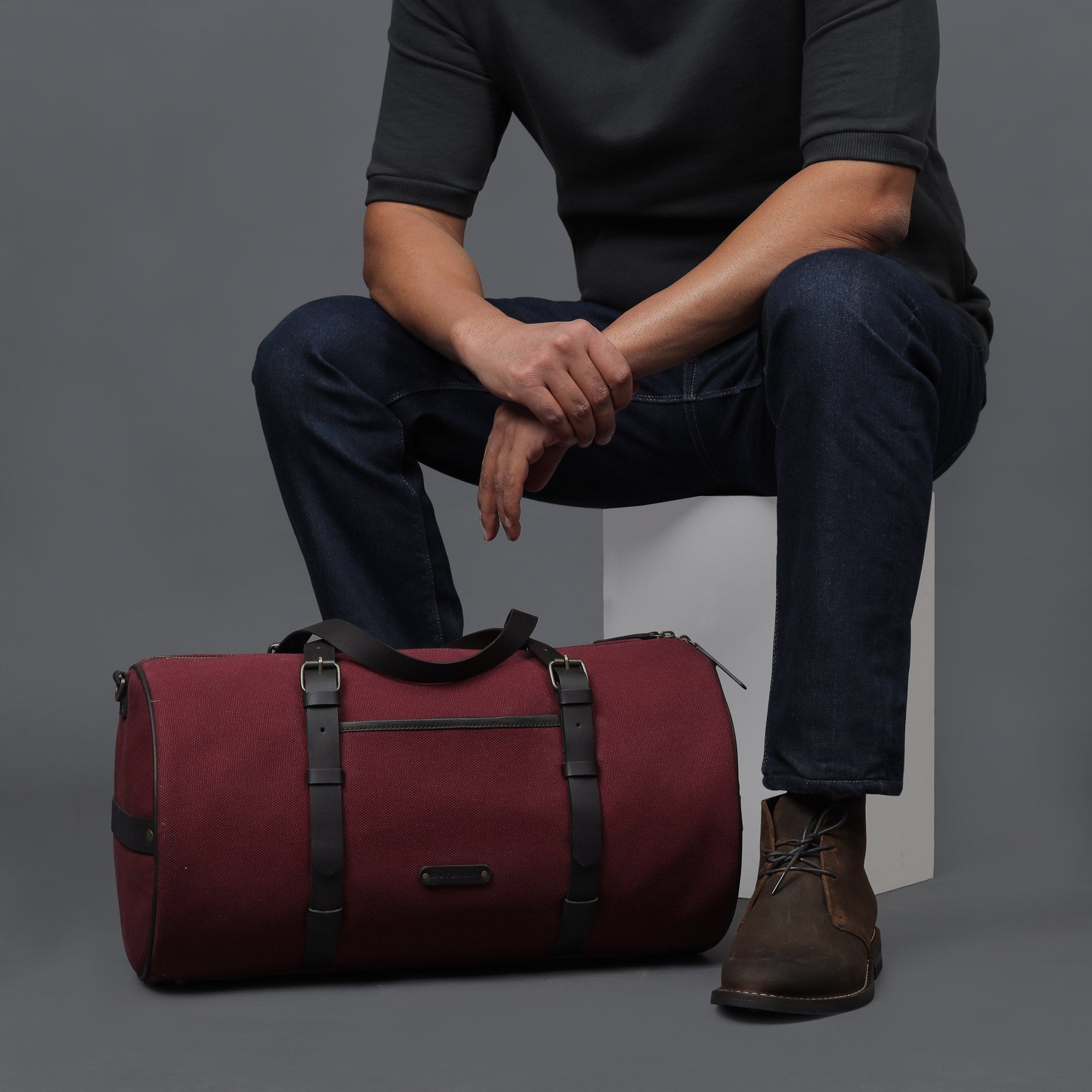 Miami Canvas Gym Bag featuring durable cotton canvas, leather straps, and spacious compartments for gym essentials.