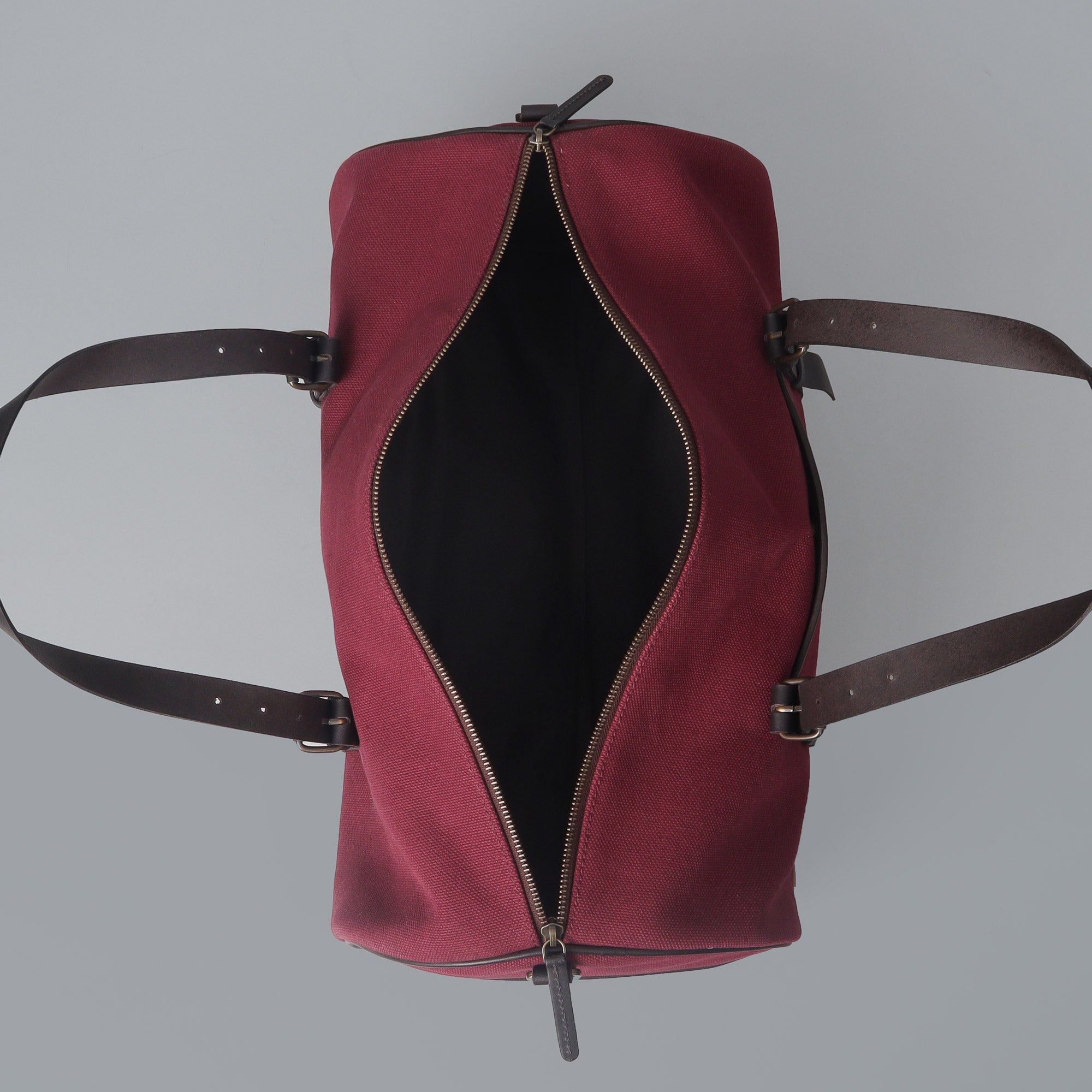 Miami Canvas Gym Bag featuring durable cotton canvas, leather straps, and spacious compartments for gym essentials.