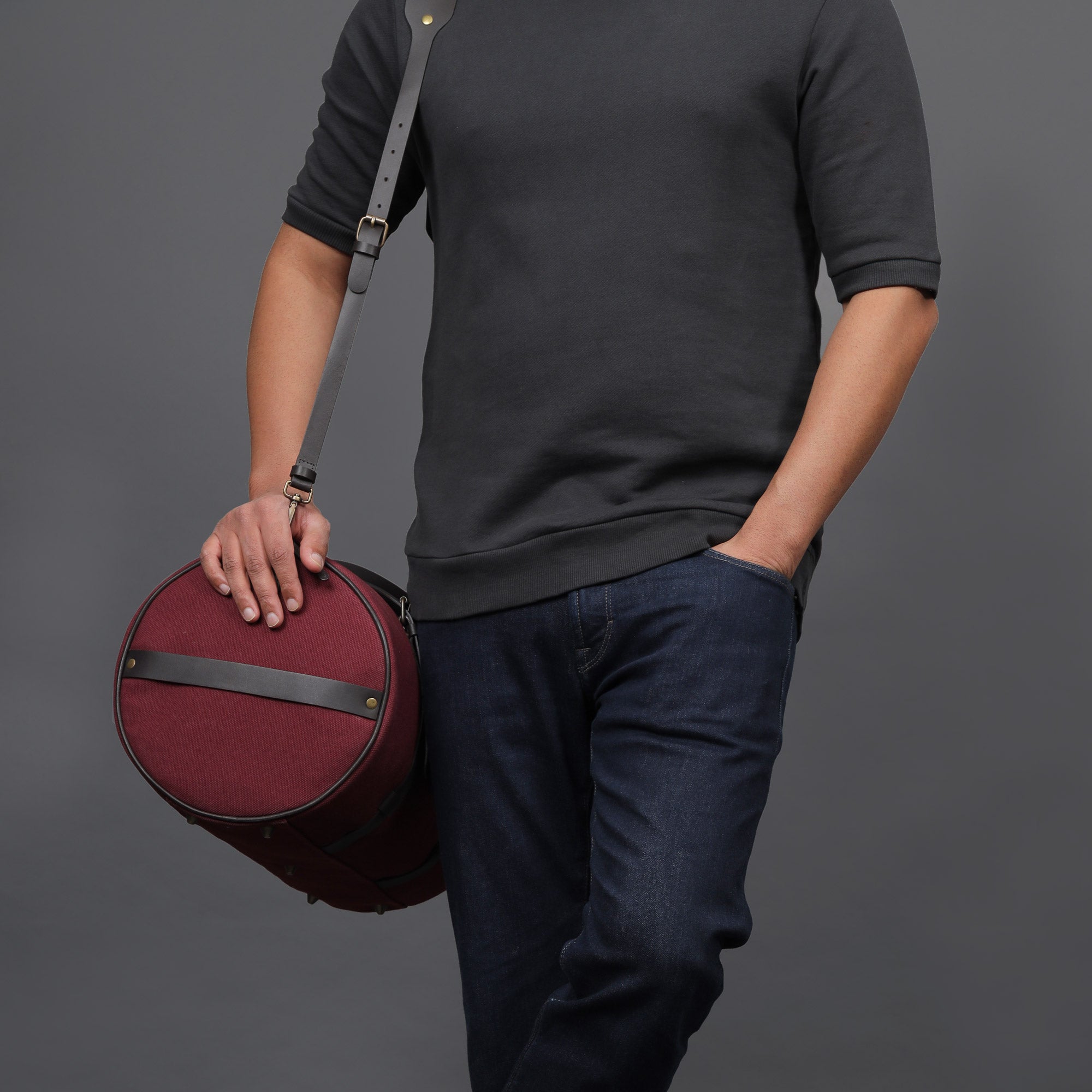 Miami Canvas Gym Bag featuring durable cotton canvas, leather straps, and spacious compartments for gym essentials.