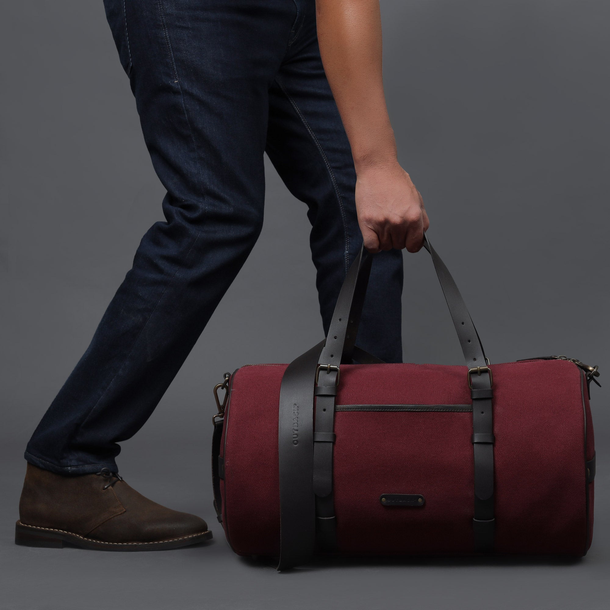Miami Canvas Gym Bag featuring durable cotton canvas, leather straps, and spacious compartments for gym essentials.