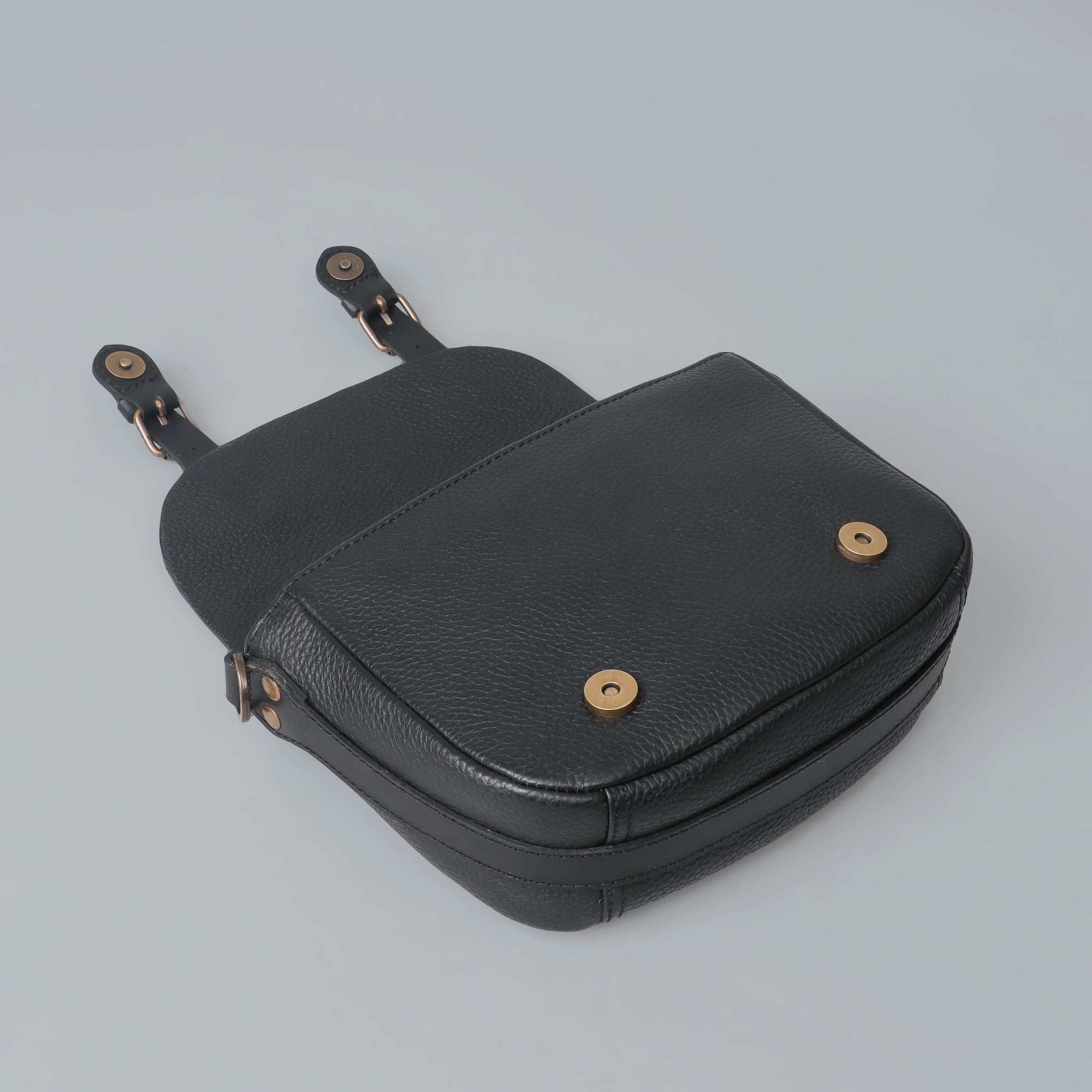 Oslo Crossbody Bag made from premium leather with spacious compartments and antique brass hardware, showcasing its elegant design.