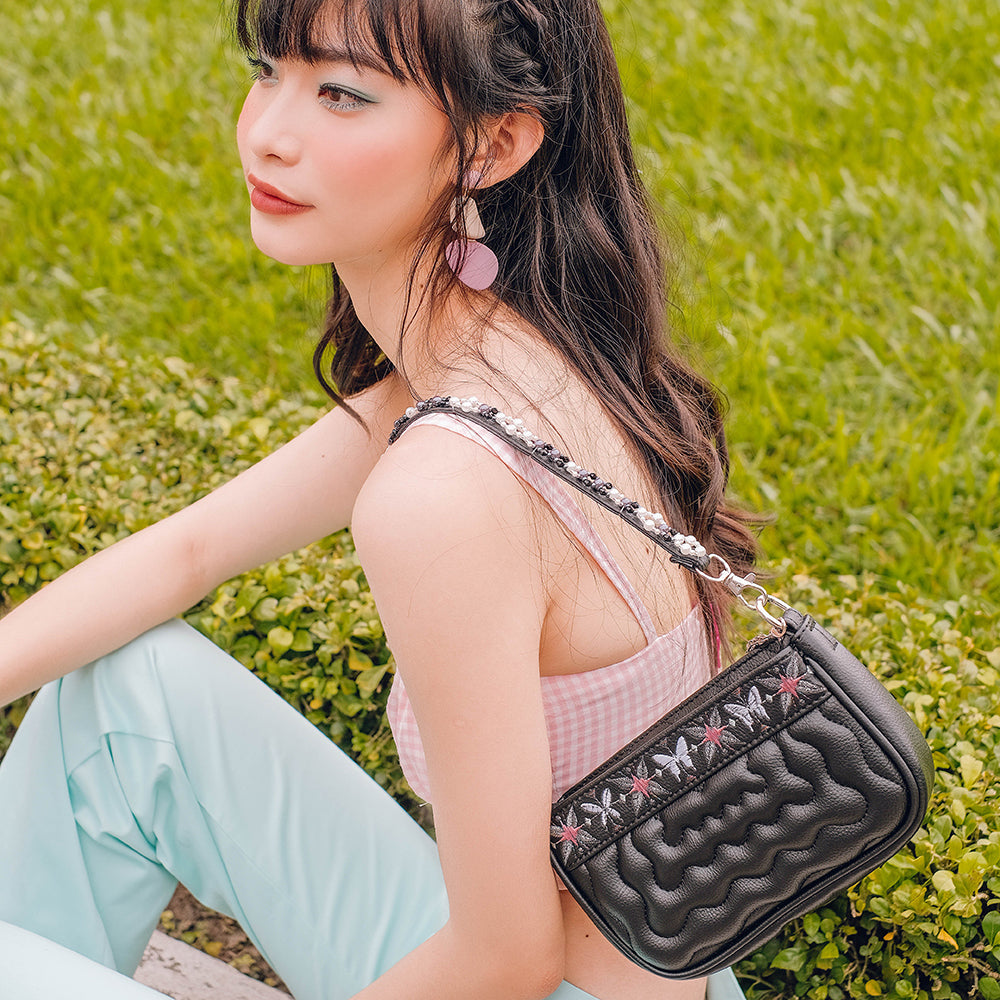 Sunday 01 Shoulder Bag in vegan leather with quilted patterns and stylish straps.