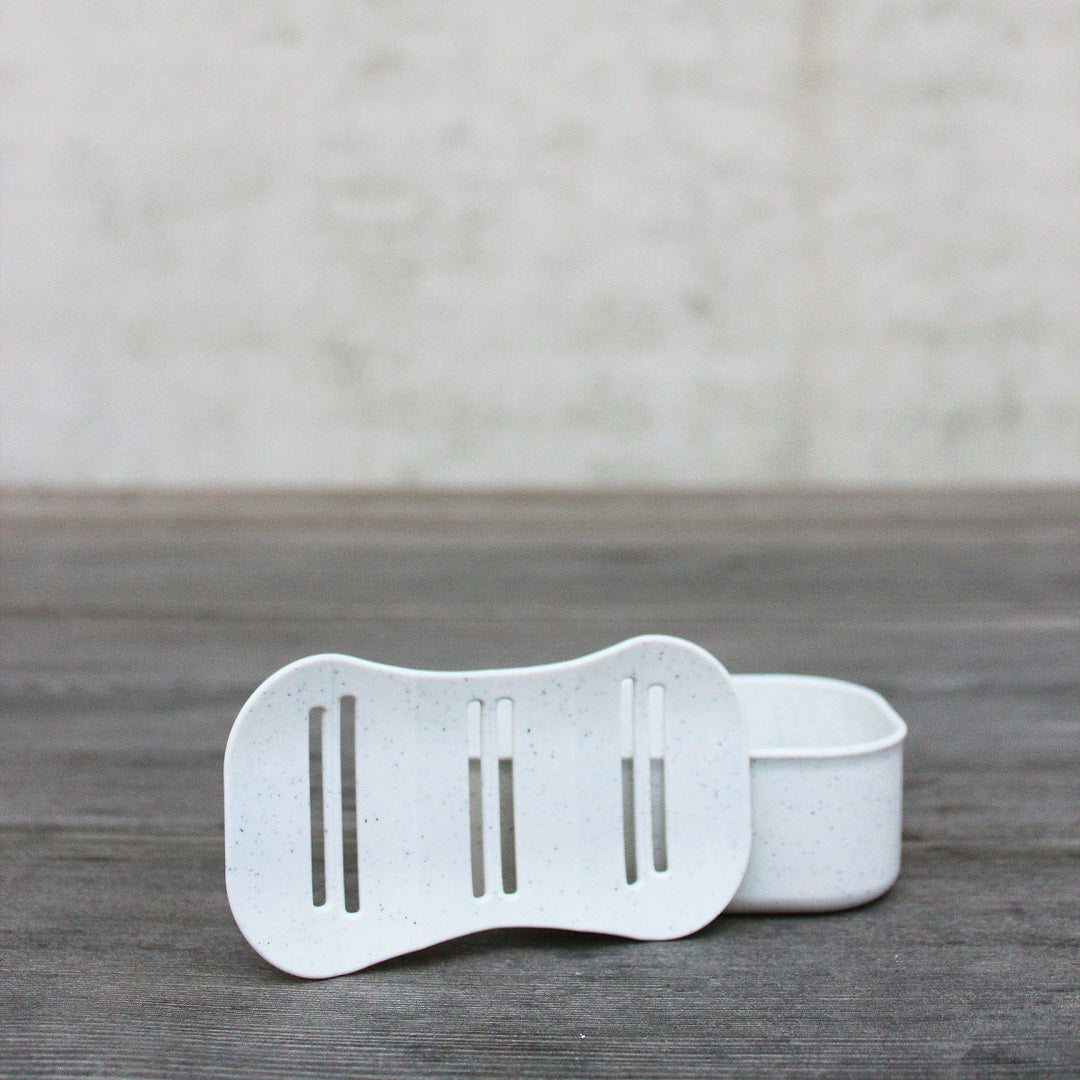 Seifendose aus Zuckerrohr in creme/weiß, 3-teilig mit Deckel und Abtropfgitter, umweltfreundlich und multifunktional.